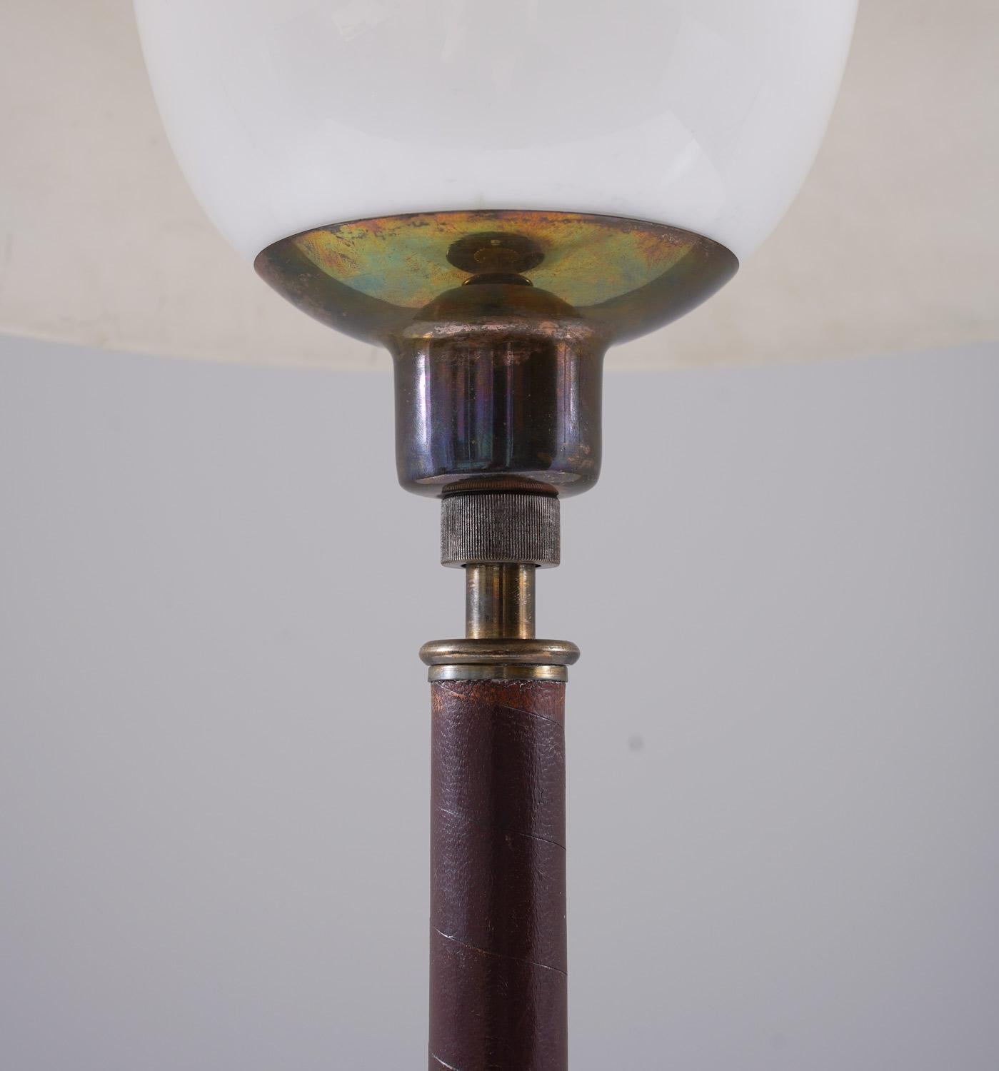 Lampe de bureau suédoise du milieu du siècle dernier en laiton, verre et cuir Bon état - En vente à Karlstad, SE
