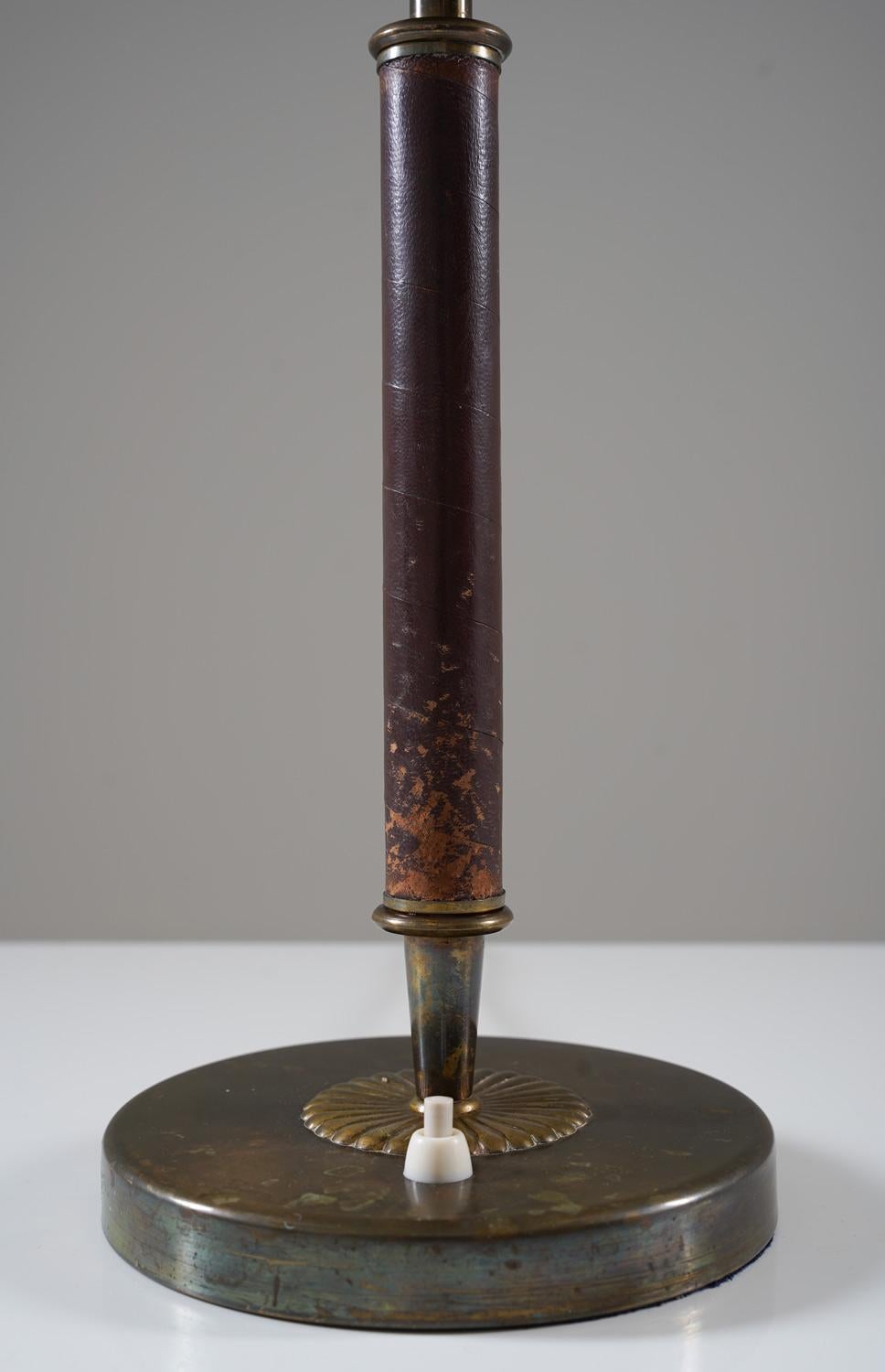 20ième siècle Lampe de bureau suédoise du milieu du siècle dernier en laiton, verre et cuir en vente
