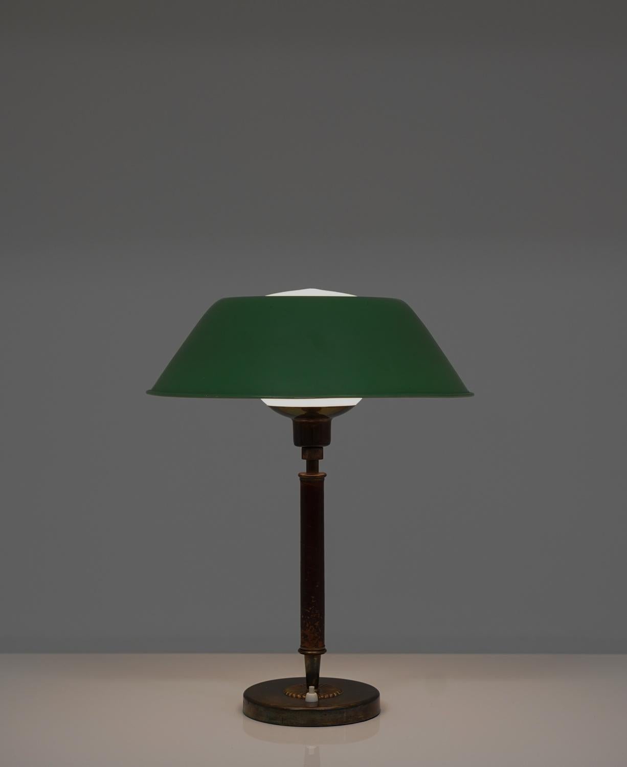 Lampe de bureau suédoise du milieu du siècle dernier en laiton, verre et cuir en vente 1
