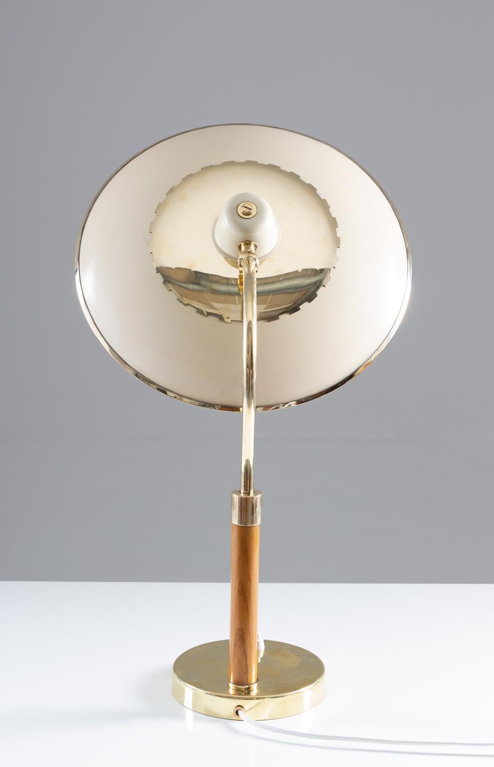 Mid-Century Modern Lampe de table sudoise du milieu du sicle Modle 600 de Borns en laiton, verre et bois en vente