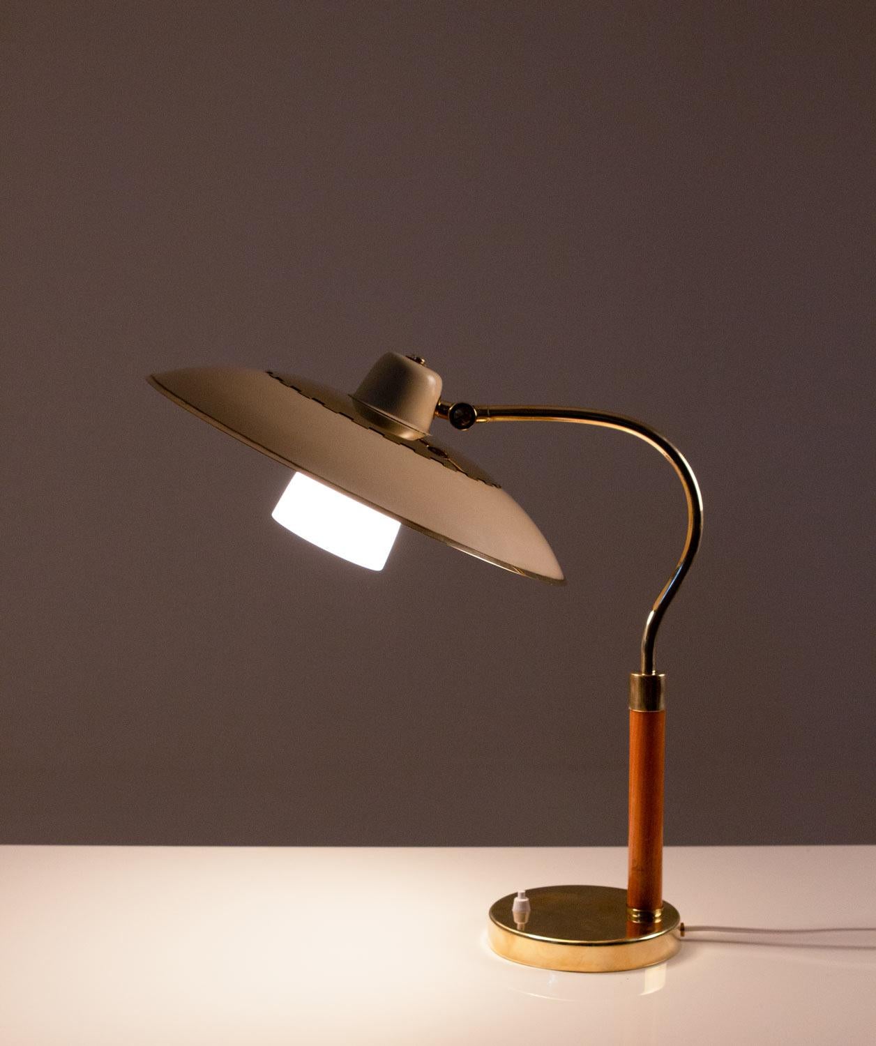 20ième siècle Lampe de table sudoise du milieu du sicle Modle 600 de Borns en laiton, verre et bois en vente