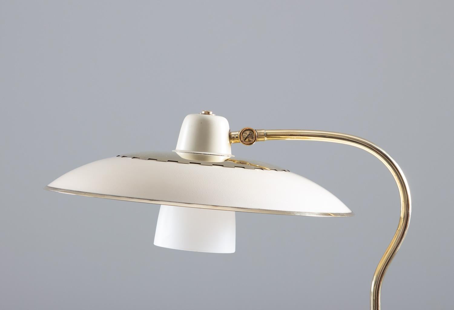 Swedish Midcentury Table Lamp Model 600 by Boréns in Brass, Glass and Wood For Sale 2