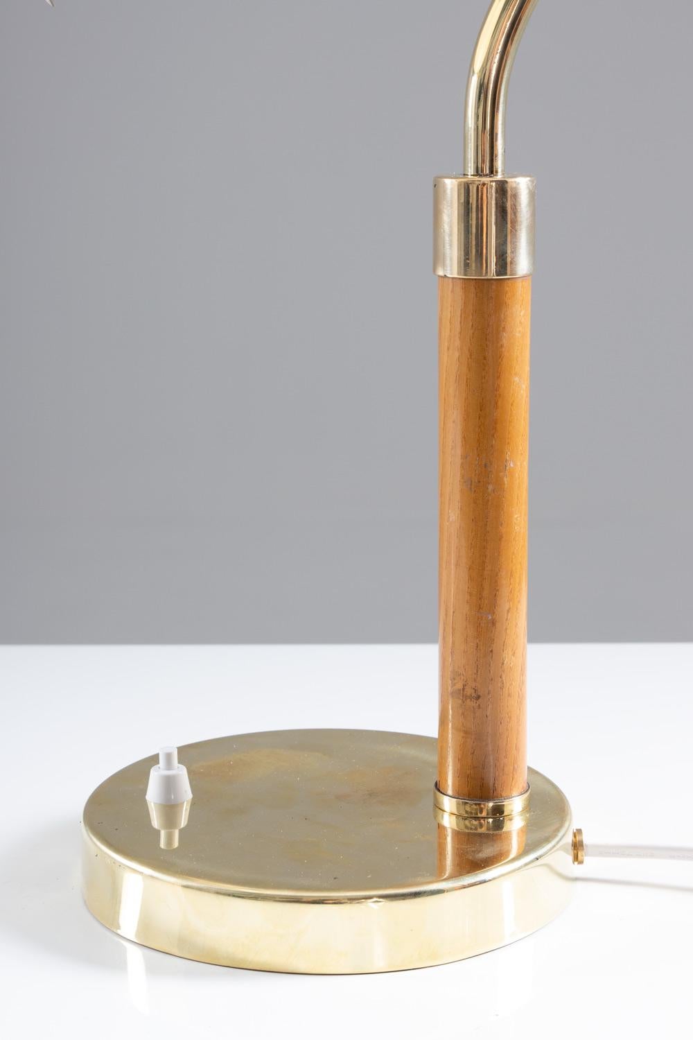 Lampe de table sudoise du milieu du sicle Modle 600 de Borns en laiton, verre et bois en vente 2