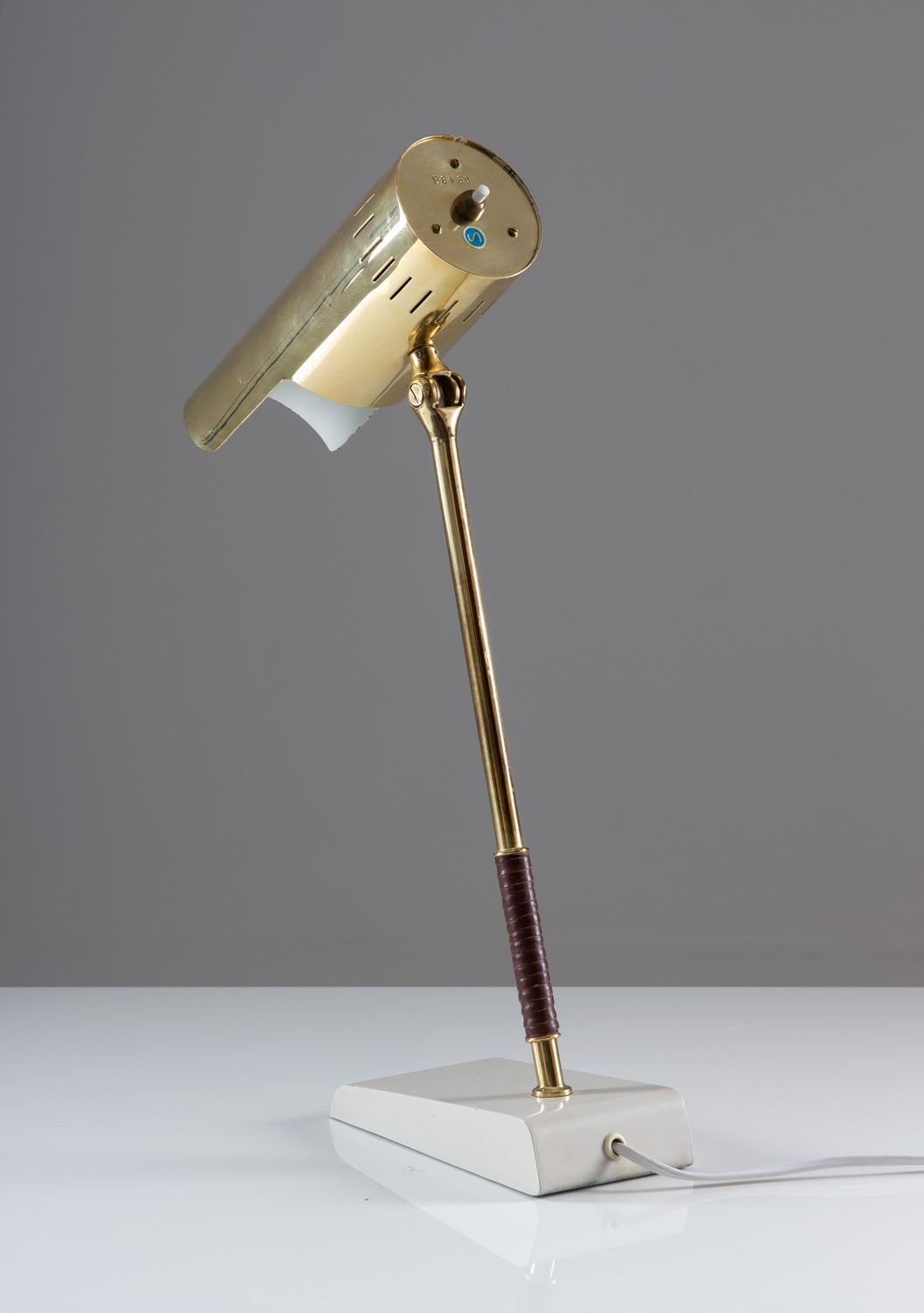 Mid-Century Modern Lampe de table suédoise du milieu du siècle en cuir et laiton par Boréns en vente