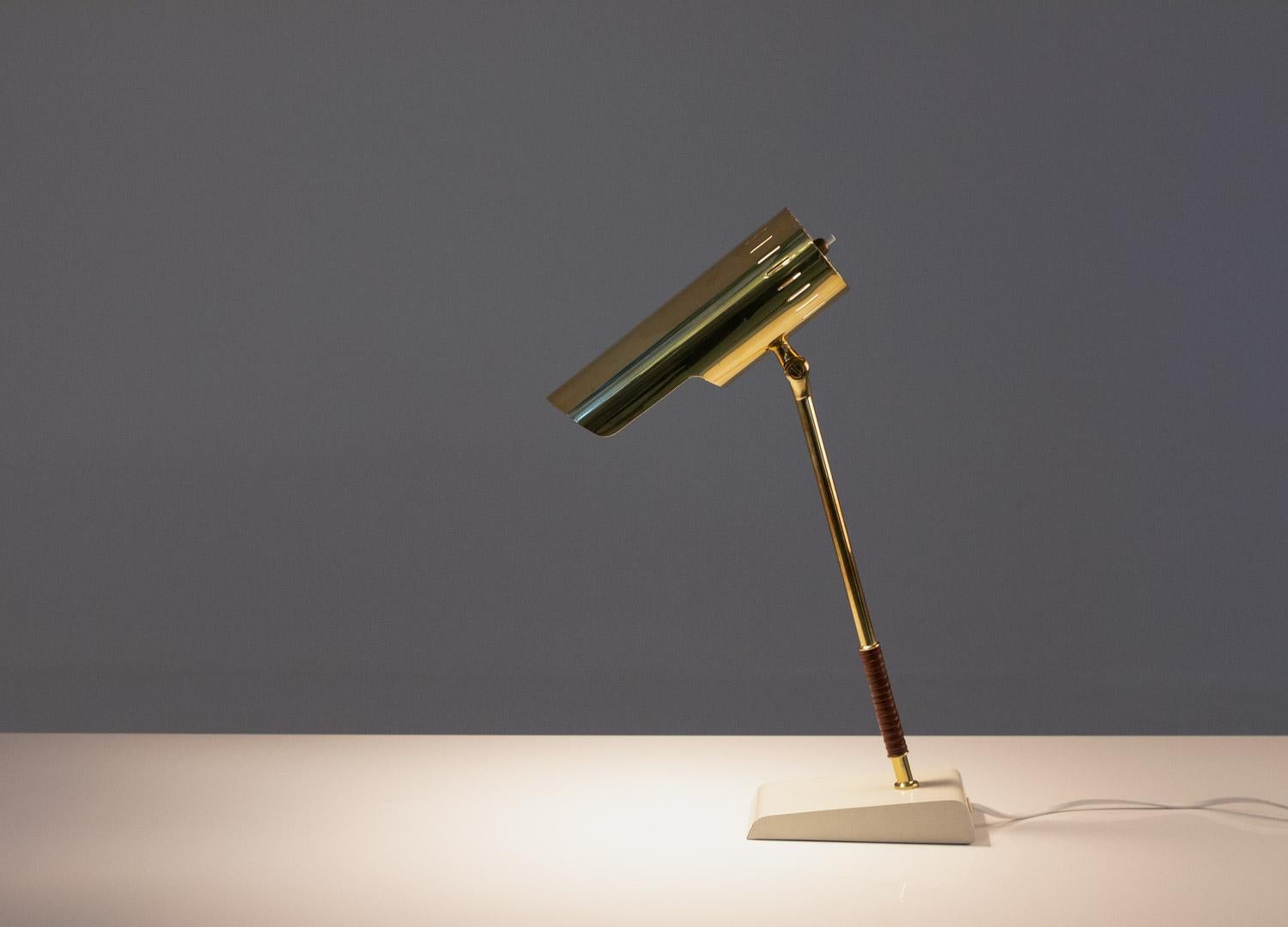 Swedish Midcentury Table Lamp in Leather and Brass by Boréns In Good Condition For Sale In Karlstad, SE