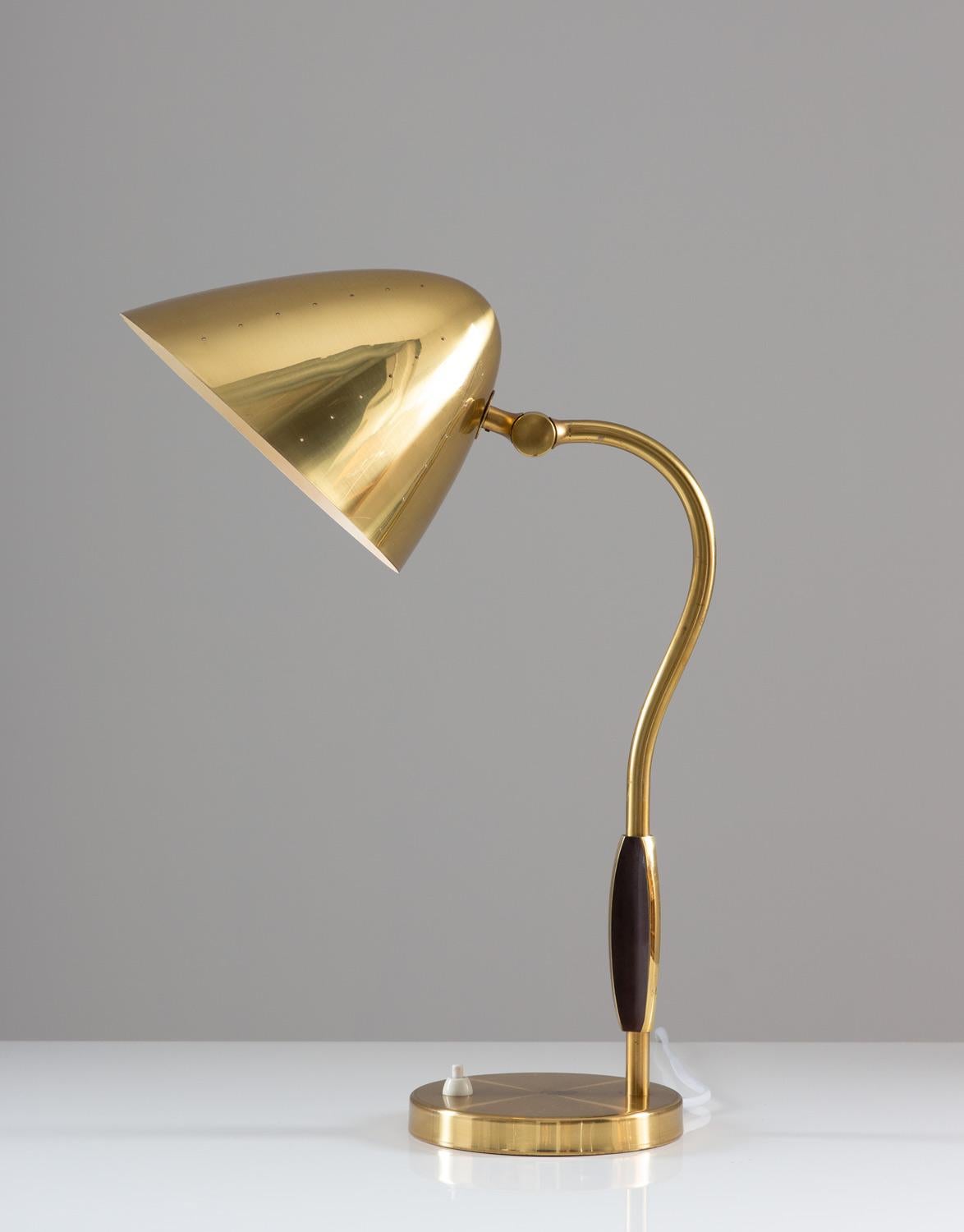Lampe de table suédoise moderne du milieu du siècle dernier en laiton perforé du fabricant suédois Boréns, années 1940.
Cette lampe rare, avec sa grande taille et son design, attire le regard dans toutes les pièces. La qualité est excellente,