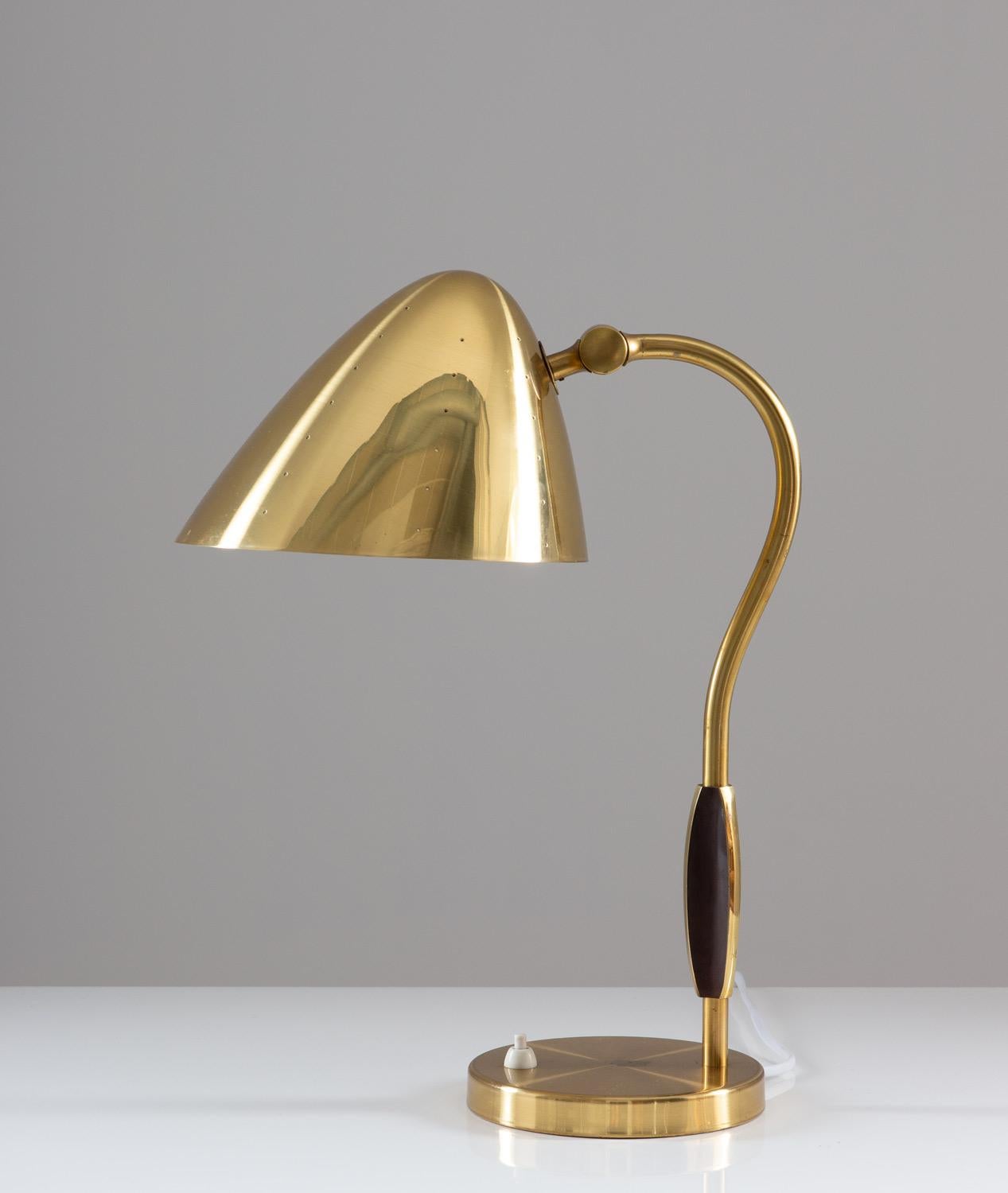 Mid-Century Modern Lampe de table suédoise du milieu du siècle en laiton perforé par Boréns en vente