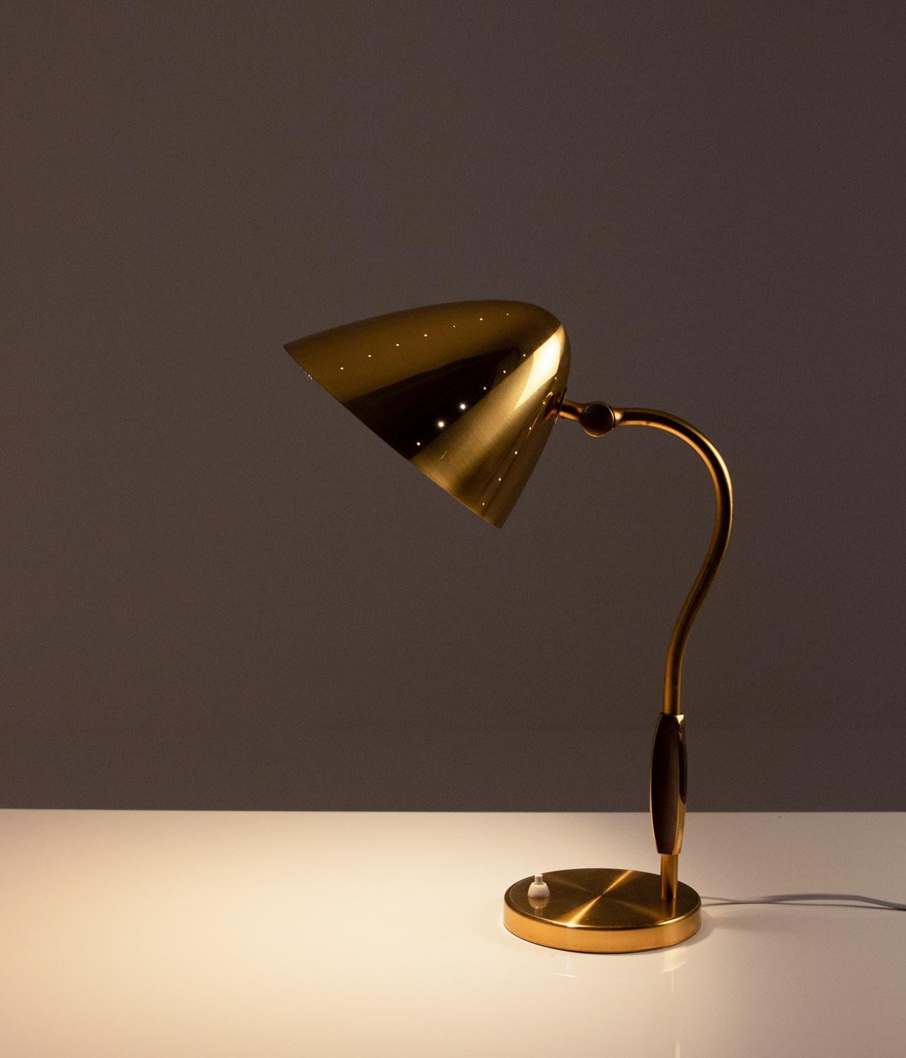 Suédois Lampe de table suédoise du milieu du siècle en laiton perforé par Boréns en vente