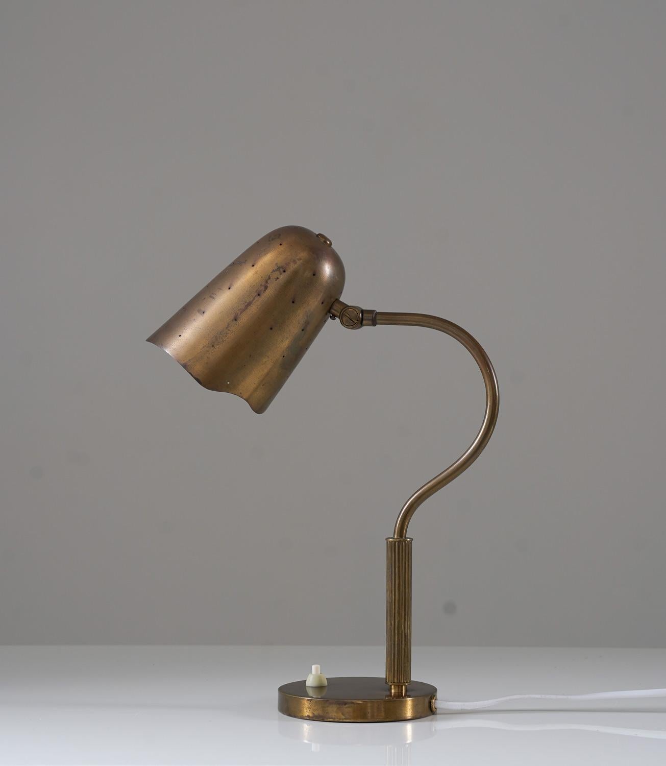 Voici une lampe de table suédoise de style Mid-Century Modern de la marque Boréns. Fabriqué en laiton perforé, il émet une lumière ambiante chaleureuse. Boréns est un fabricant réputé de produits d'éclairage de haute qualité, créé au début des