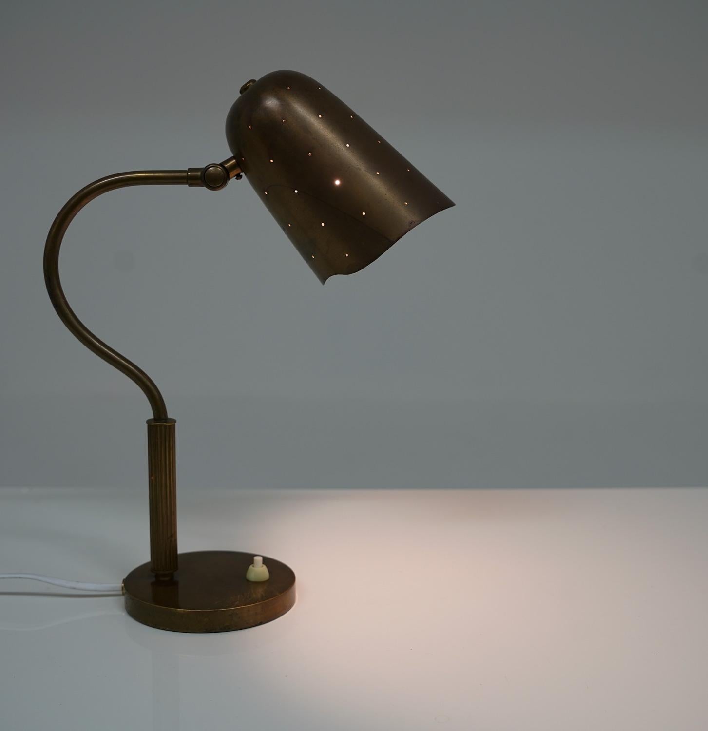 Lampe de bureau suédoise du milieu du siècle dernier en laiton perforé en vente 1