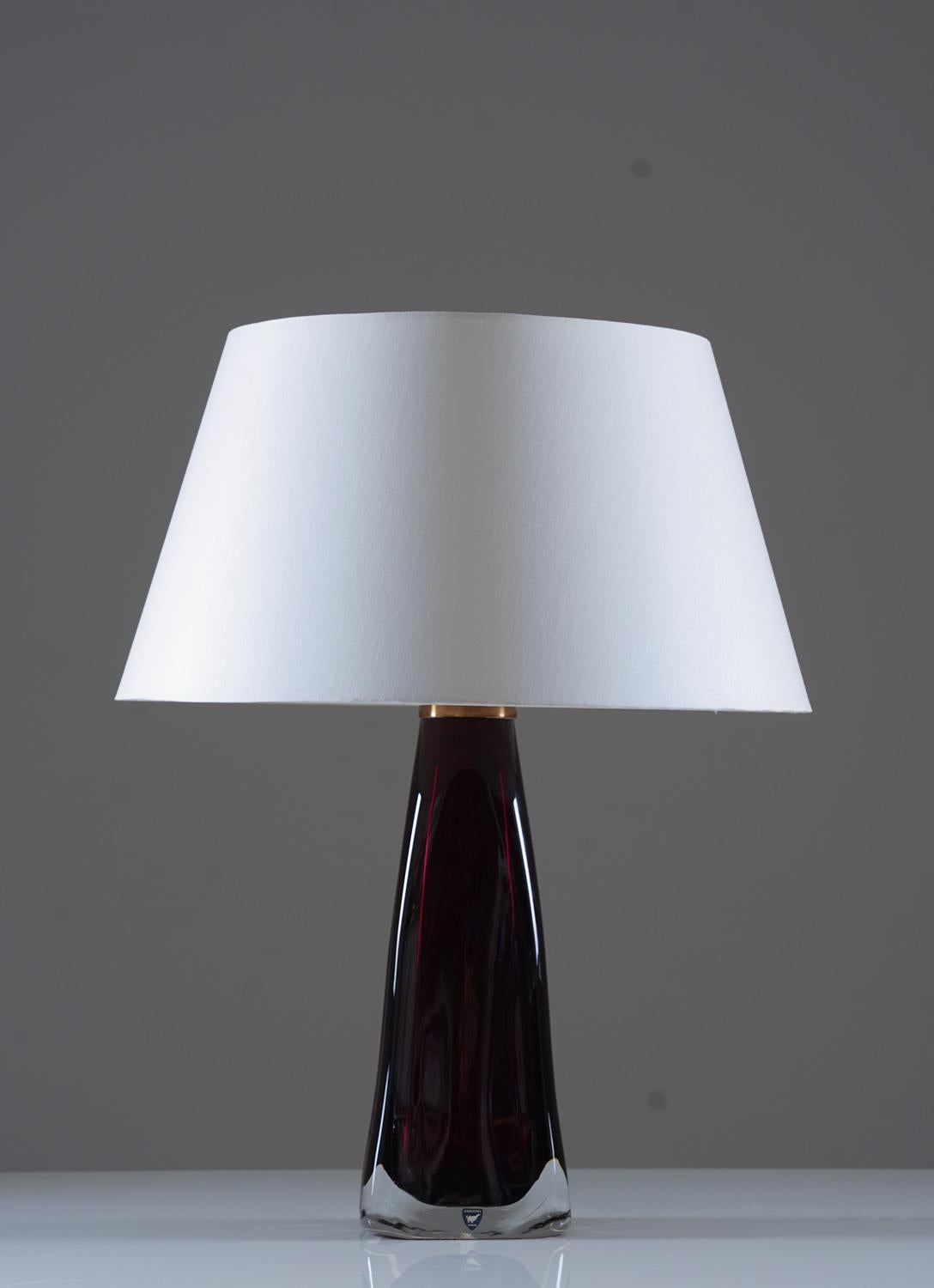 A pair of table lamps in crystal, model RD1323 by Carl Fagerlund for Orrefors, Sweden.
The lamps are rectangular shaped with stunning wine-red color.

Condition: Very good original condition with signs of age.

Height excluding socket: 32