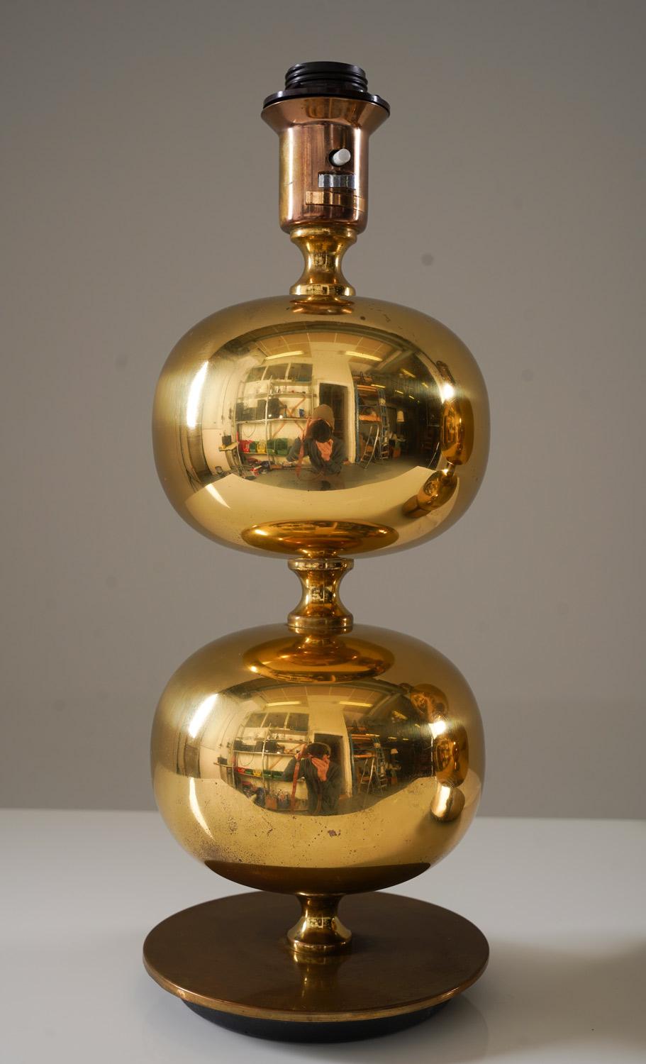 Suédois Lampes de table suédoises du milieu du siècle en laiton par Stilarmatur Tranås en vente
