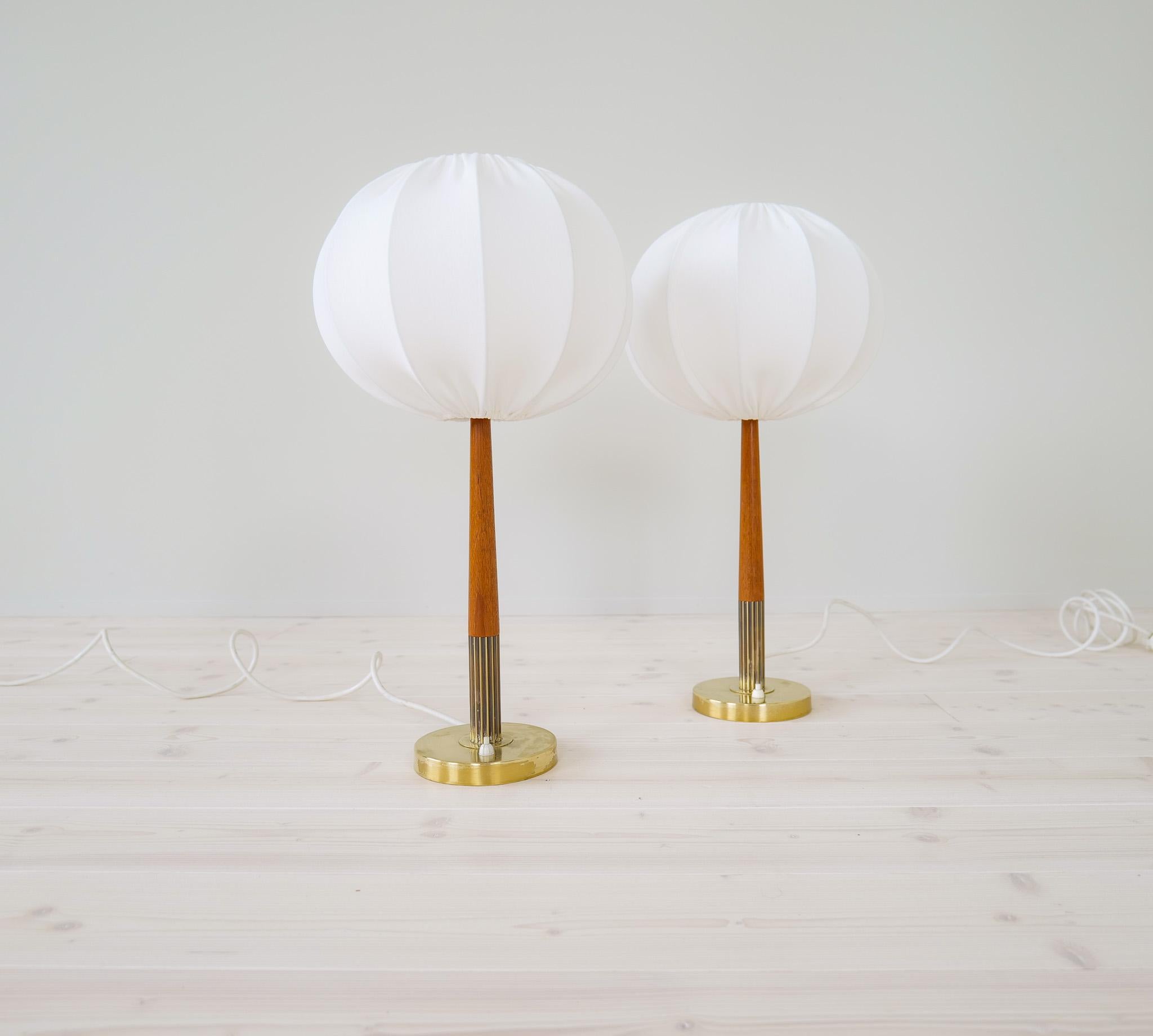Lampes de table suédoises du milieu du siècle en laiton, teck et abat-jour en coton 