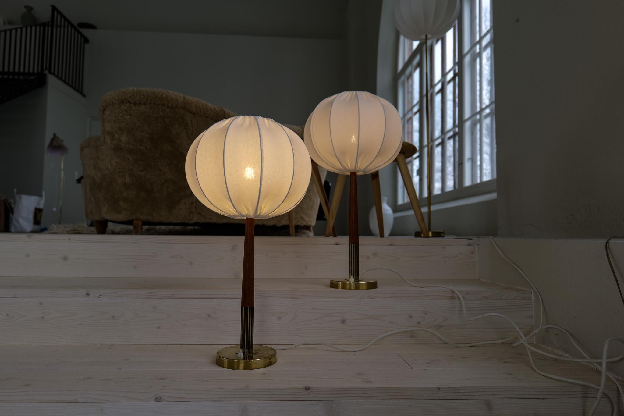Lampes de table suédoises du milieu du siècle en laiton, teck et abat-jour en coton 