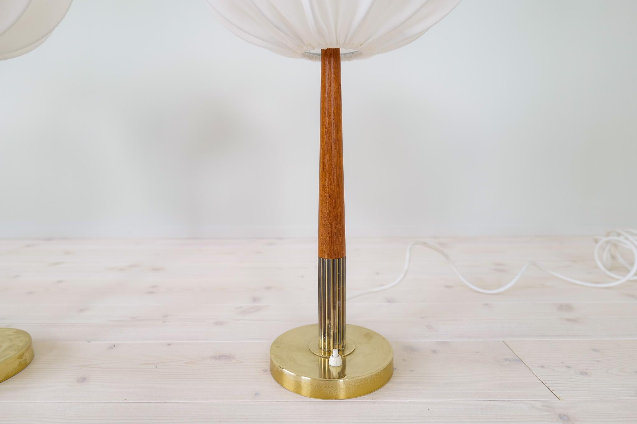 Laiton Lampes de table suédoises du milieu du siècle en laiton, teck et abat-jour en coton 