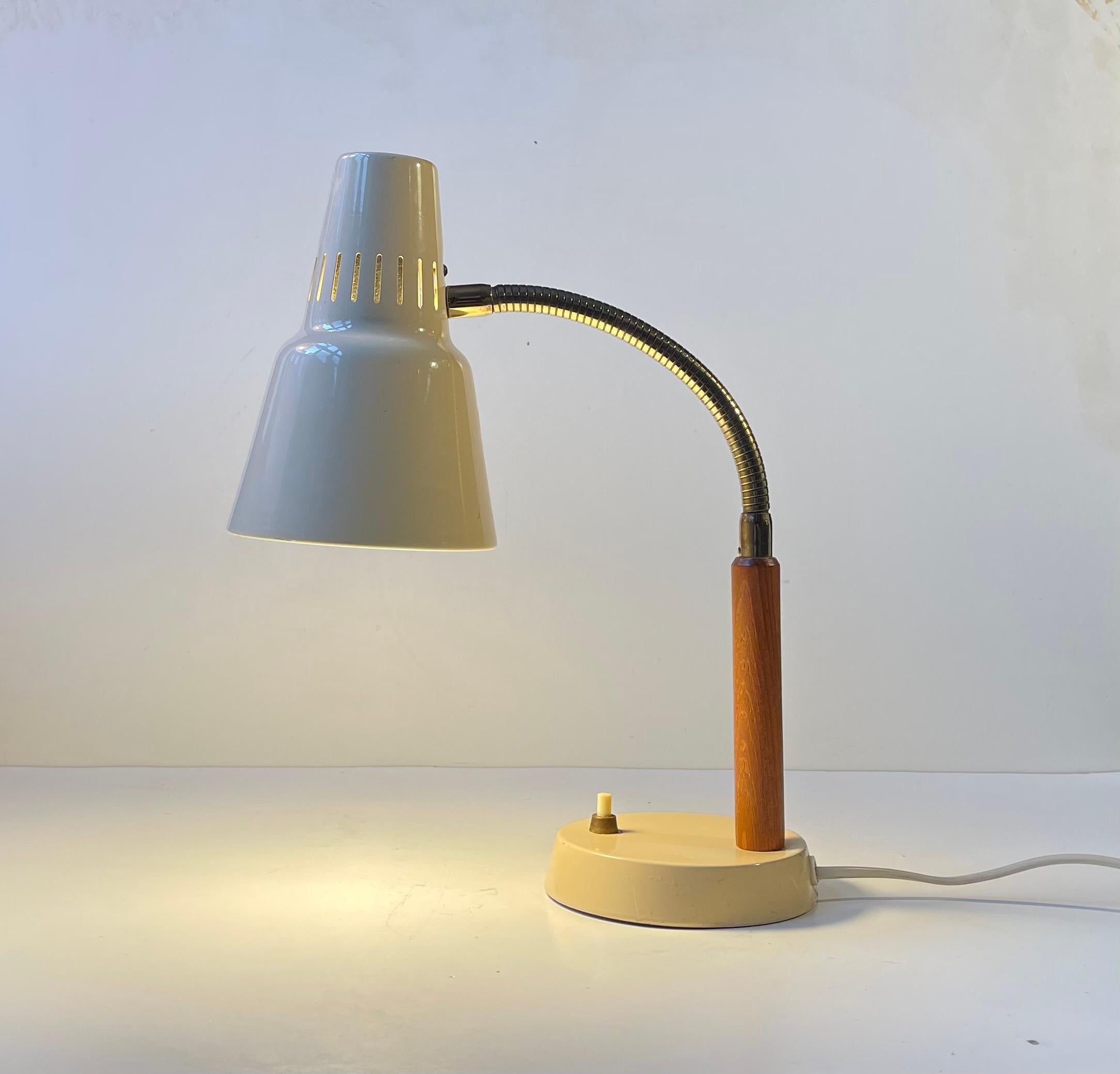 Lampe de table beige en teck et laiton du milieu du siècle suédois par GK Gnosjö, années 1960 en vente 2