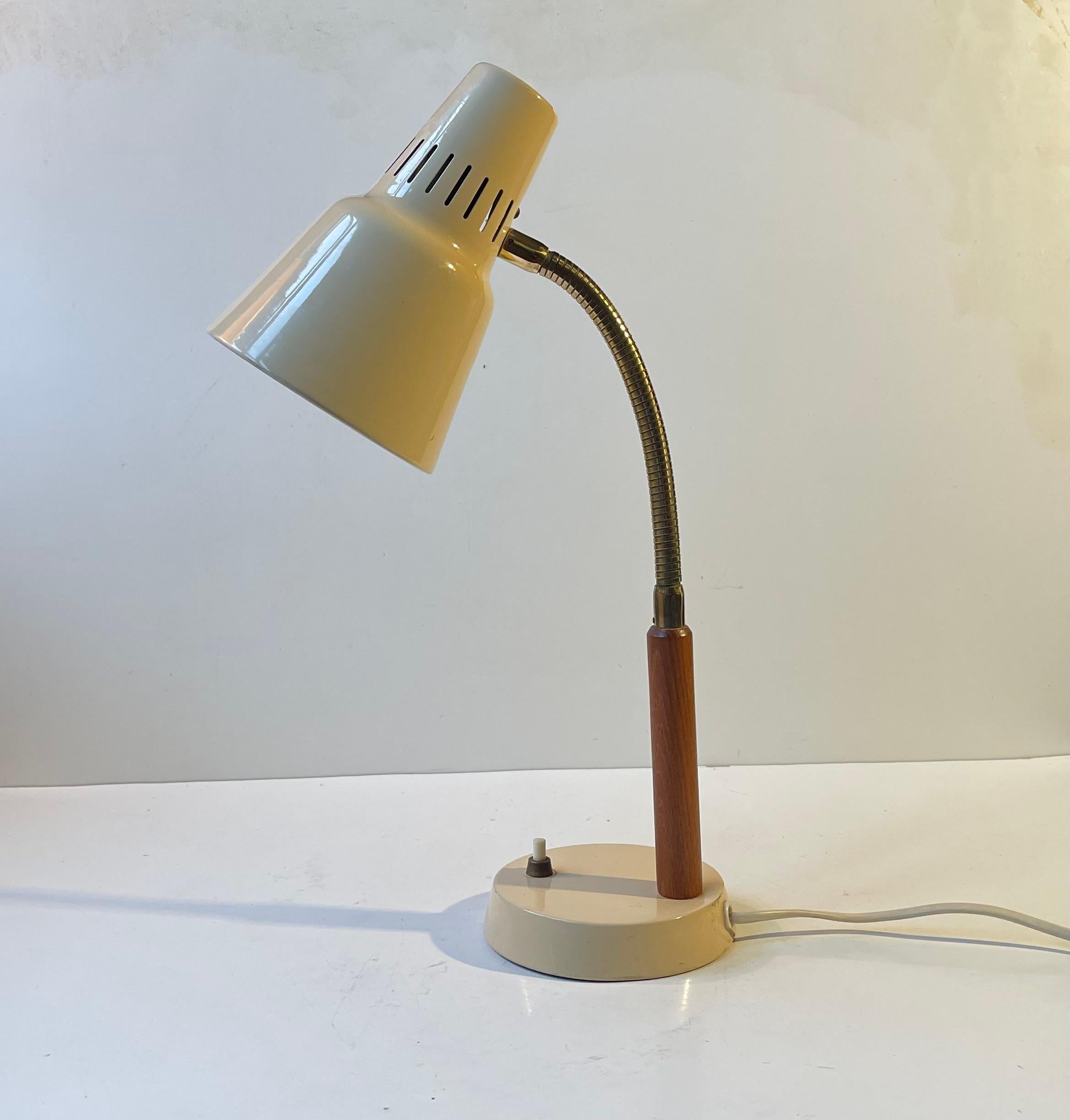 Modèle/conception numéro 2045 de GK Gnosjö en Suède. Fabriqué vers 1960-65 dans un style rappelant Jo Hammerborg et Lyfa. Il s'agit d'une lampe de bureau très polyvalente, dotée d'un col de cygne/bras réglable en laiton, d'un abat-jour en aluminium