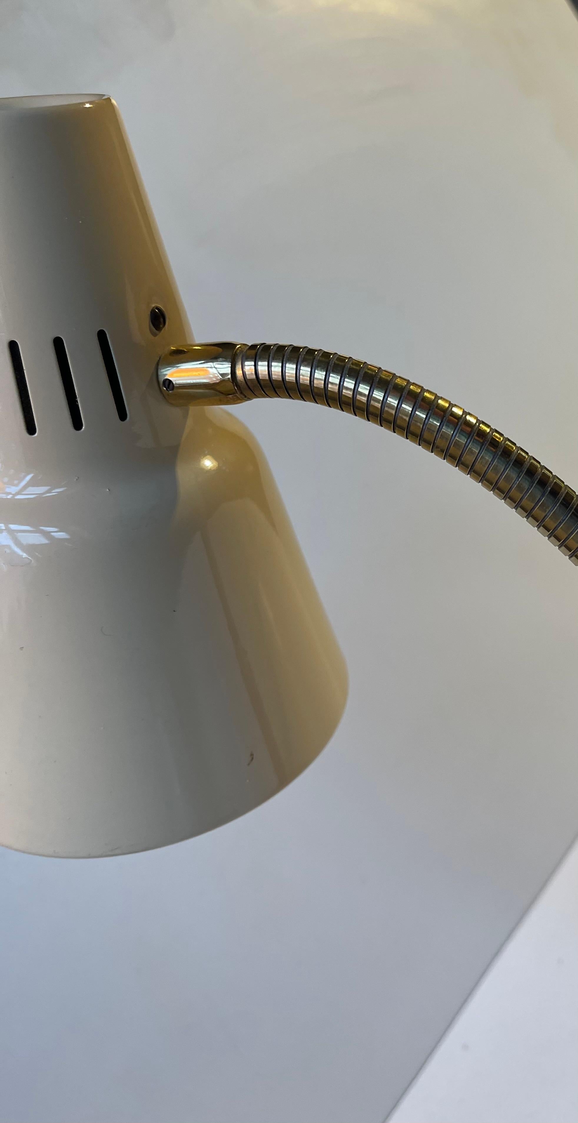 Mid-Century Modern Lampe de table beige en teck et laiton du milieu du siècle suédois par GK Gnosjö, années 1960 en vente