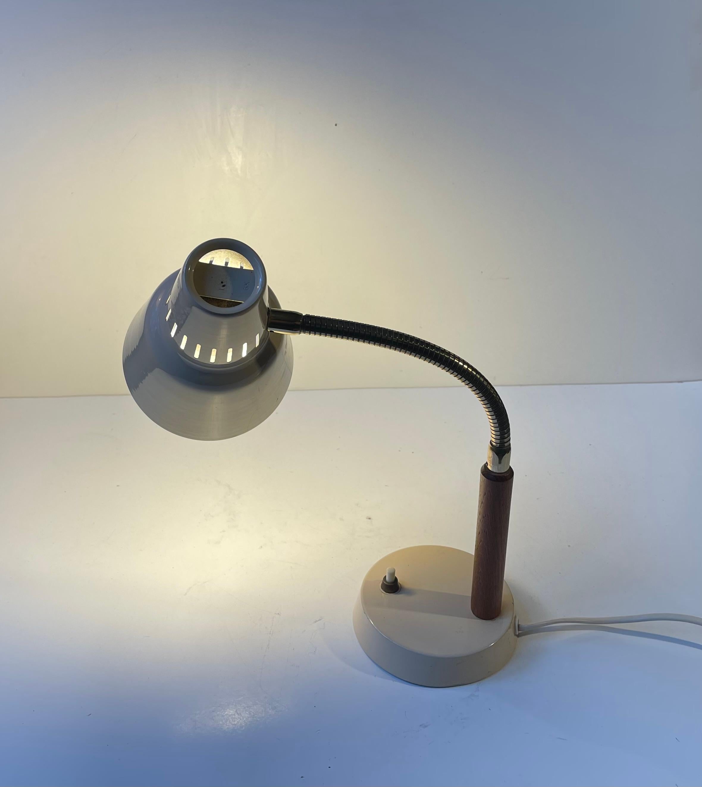 Suédois Lampe de table beige en teck et laiton du milieu du siècle suédois par GK Gnosjö, années 1960 en vente