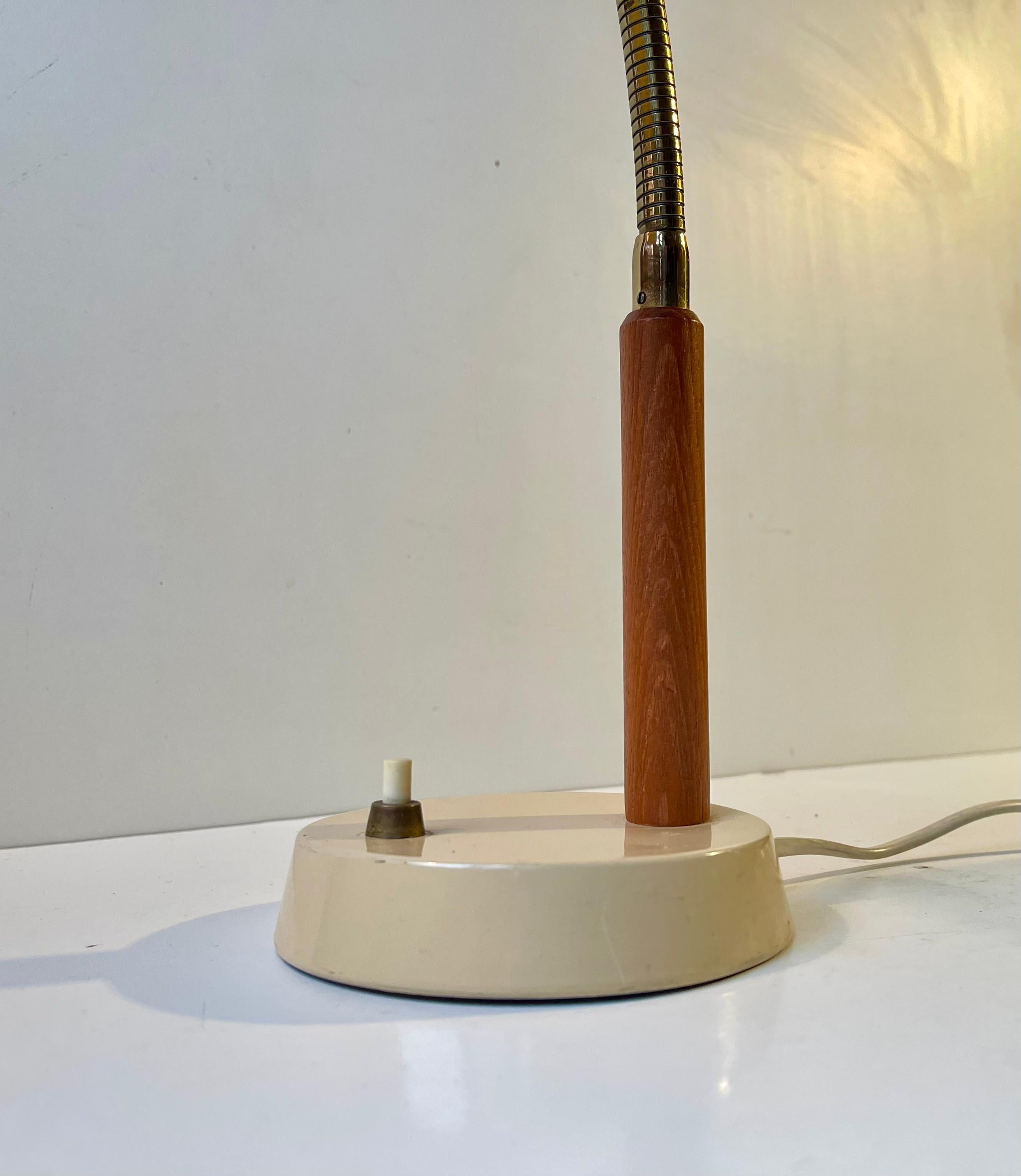 Poudré Lampe de table beige en teck et laiton du milieu du siècle suédois par GK Gnosjö, années 1960 en vente