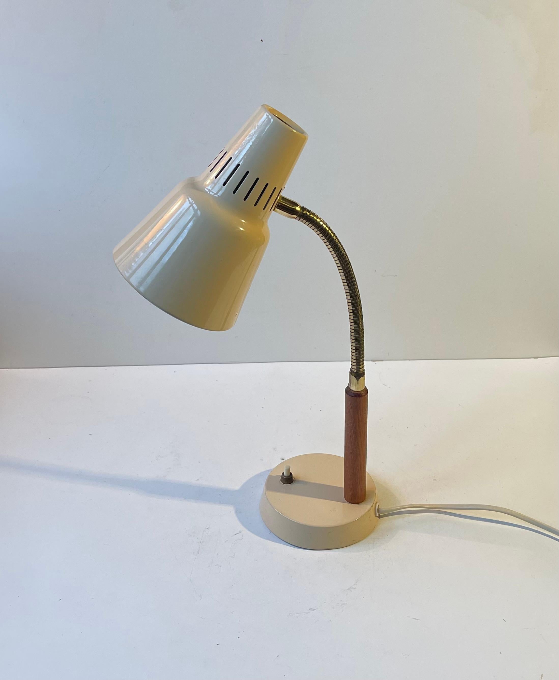 20ième siècle Lampe de table beige en teck et laiton du milieu du siècle suédois par GK Gnosjö, années 1960 en vente