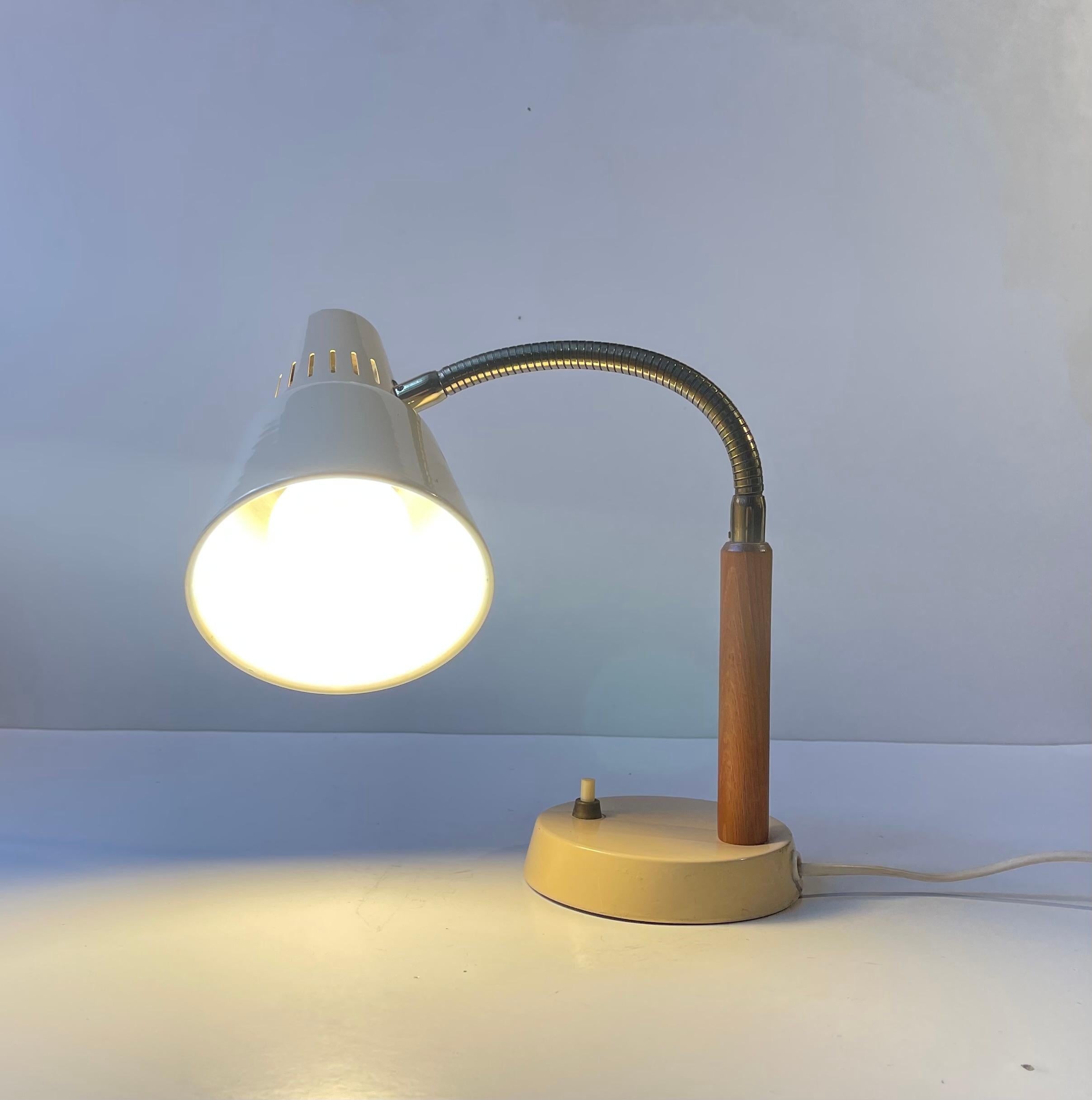 Aluminium Lampe de table beige en teck et laiton du milieu du siècle suédois par GK Gnosjö, années 1960 en vente