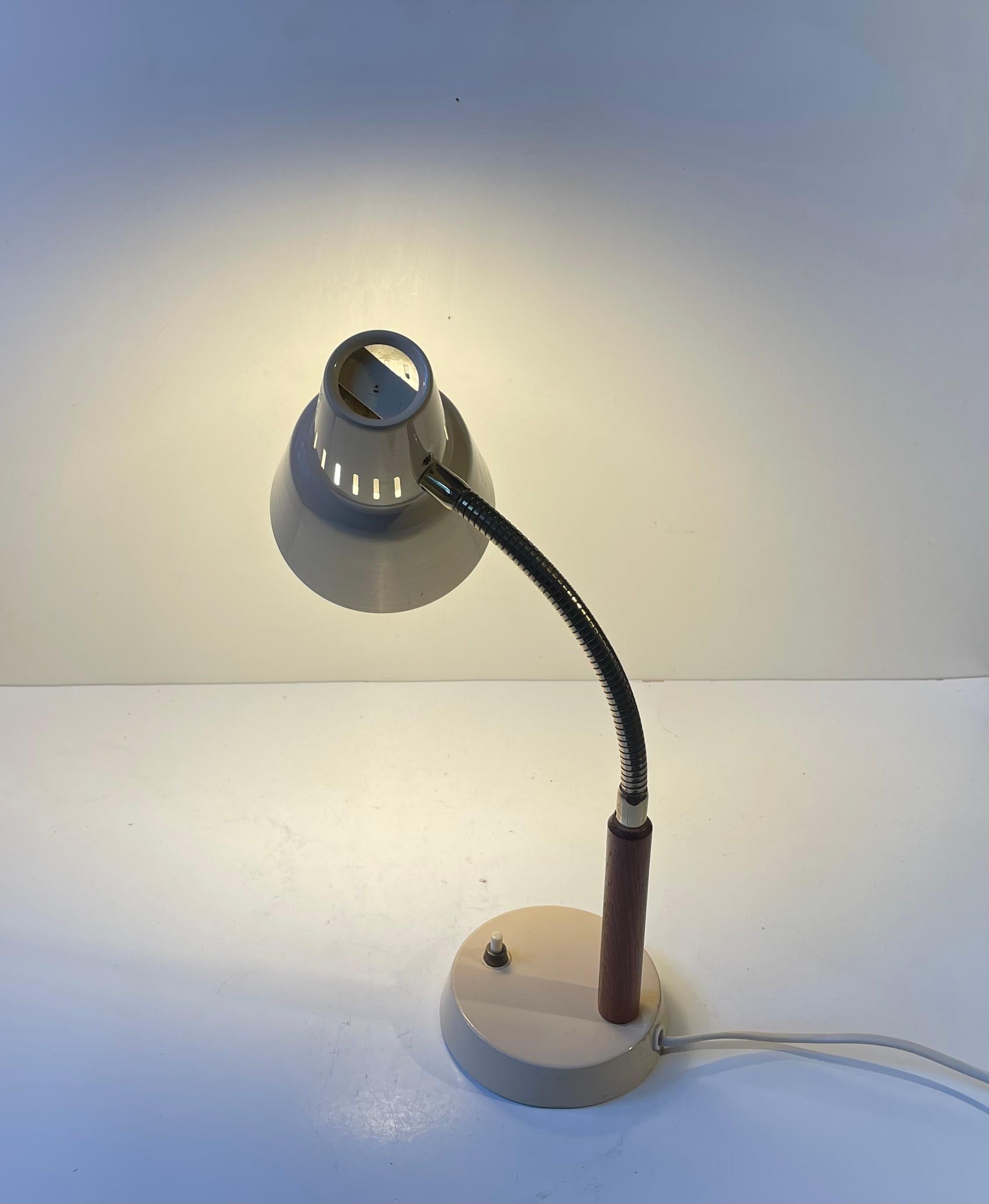 Lampe de table beige en teck et laiton du milieu du siècle suédois par GK Gnosjö, années 1960 en vente 1