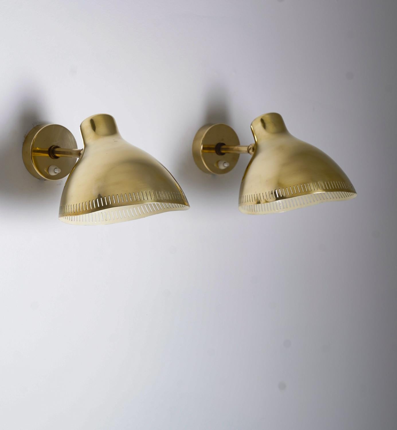 Este par de lámparas de pared, diseñadas por Hans Bergström para ASEA hacia 1950, personifican el estilo moderno sueco. Fabricadas en latón pulido, las pantallas presentan un delicado detalle de borde perforado, que ofrece tanto una iluminación
