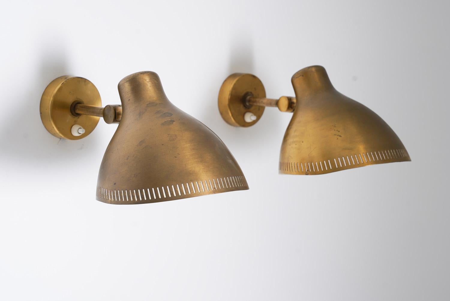 Este par de lámparas de pared, diseñadas por Hans Bergström para ASEA hacia 1950, personifican el estilo moderno sueco. Fabricadas en latón cepillado, las pantallas presentan un delicado detalle de borde perforado, que ofrece tanto una iluminación