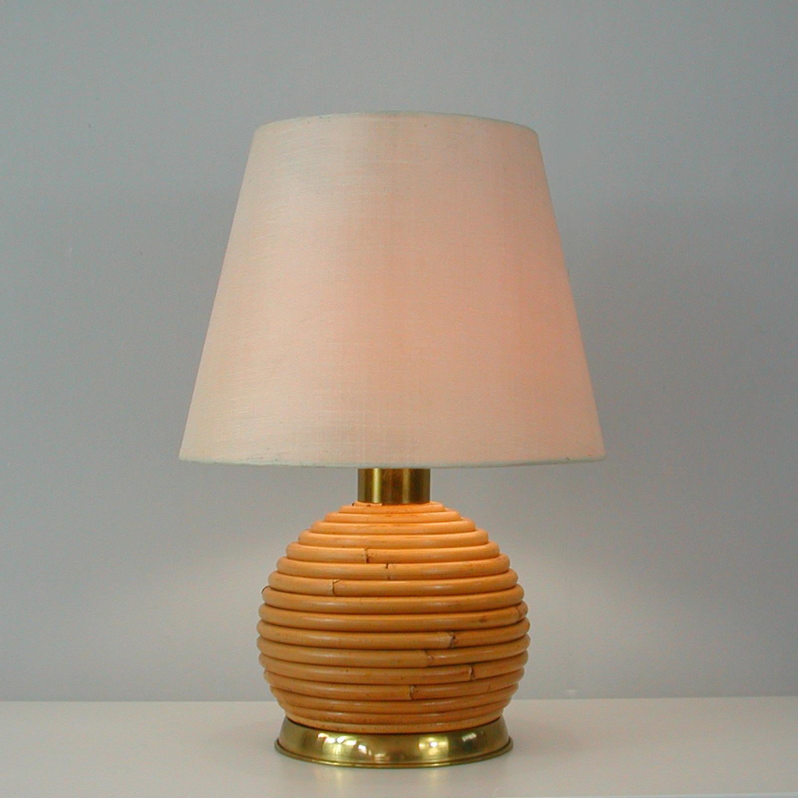Lampe de table Globe suédoise en osier et laiton du milieu du siècle, années 1960 en vente 4