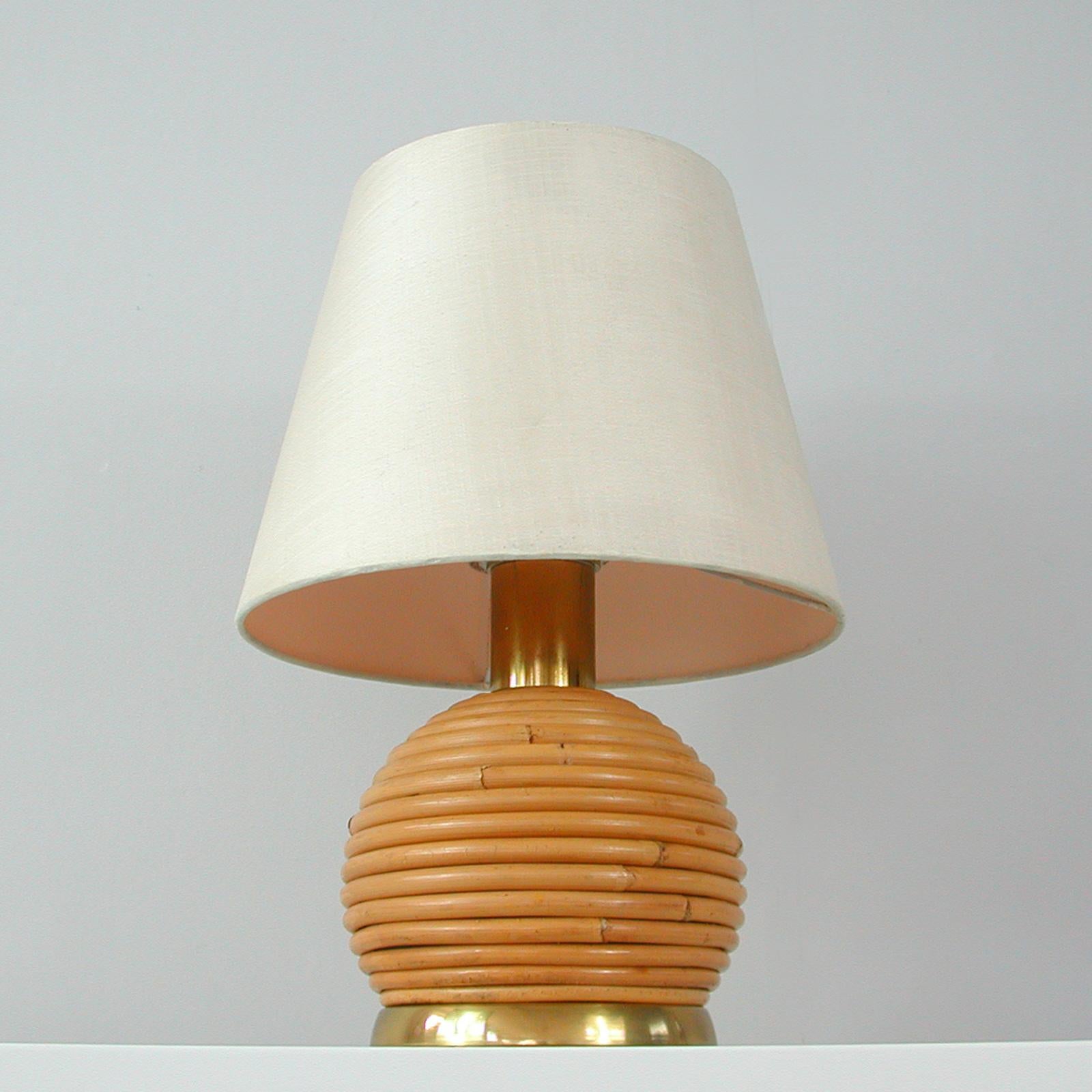 Swedish Midcentury Wicker and Brass Globe Table Lamp, 1960s In Good Condition For Sale In NUEMBRECHT, NRW