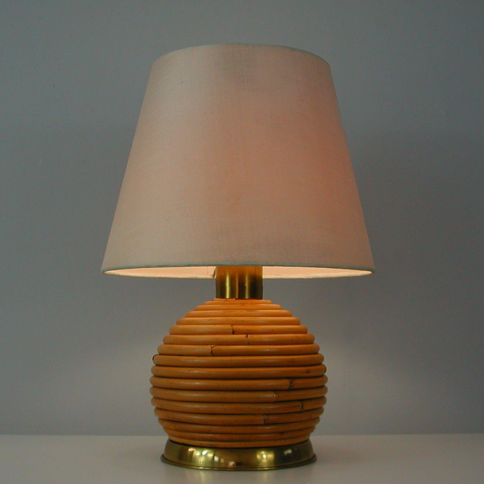 Milieu du XXe siècle Lampe de table Globe suédoise en osier et laiton du milieu du siècle, années 1960 en vente