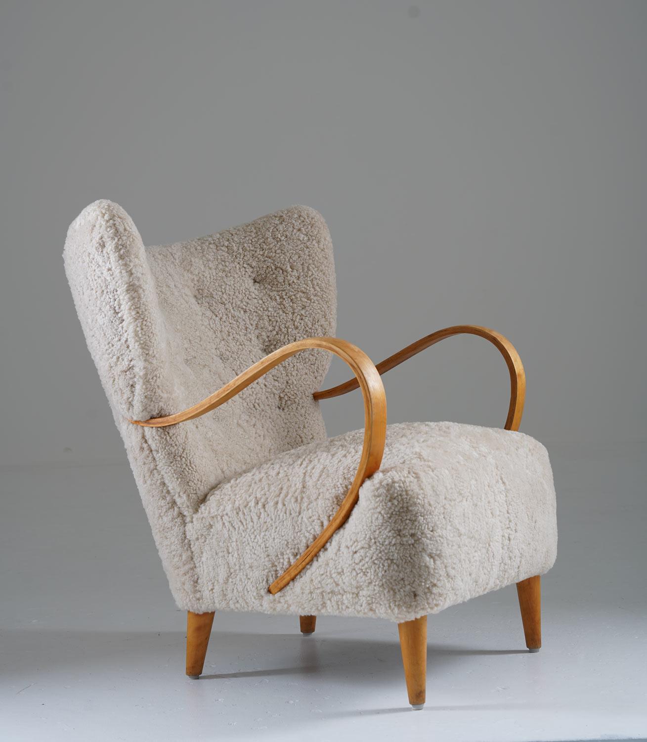 Schöner Ohrensessel, hergestellt in Schweden um 1950.
Mit seinem schlichten, organischen Design und den harmonischen Proportionen ist dieser Stuhl ein Blickfang in jeder modernen Wohnung. 

Zustand: Sehr guter Vintage-Zustand. Leichte Alters- und