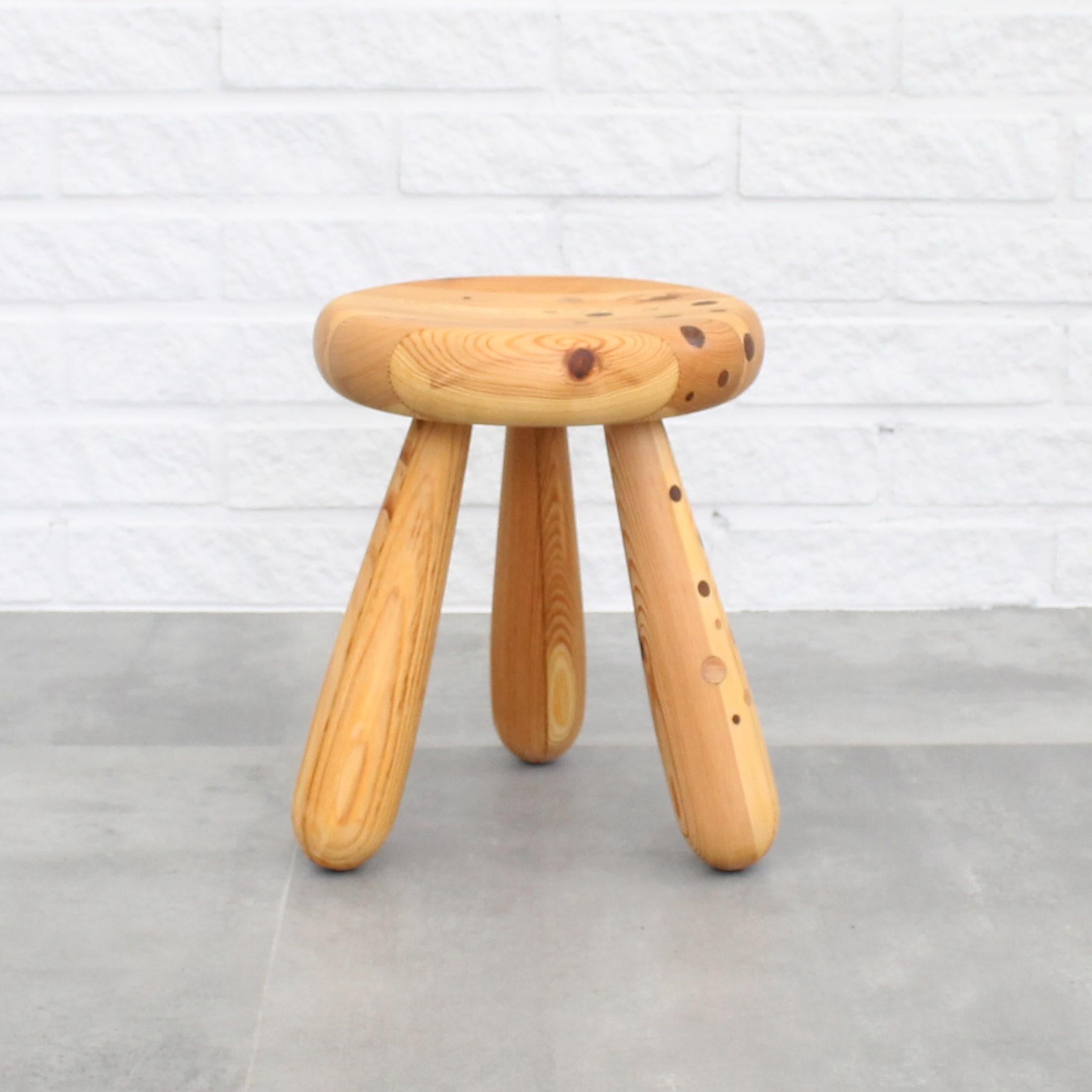 Tabouret de traite suédois en pin, avec incrustations décoratives en teck et en chêne en forme de points. Fabriqué à la main par Andreas Zätterqvist en Suède à l'aide de techniques traditionnelles et de matériaux essentiellement locaux. Cette même