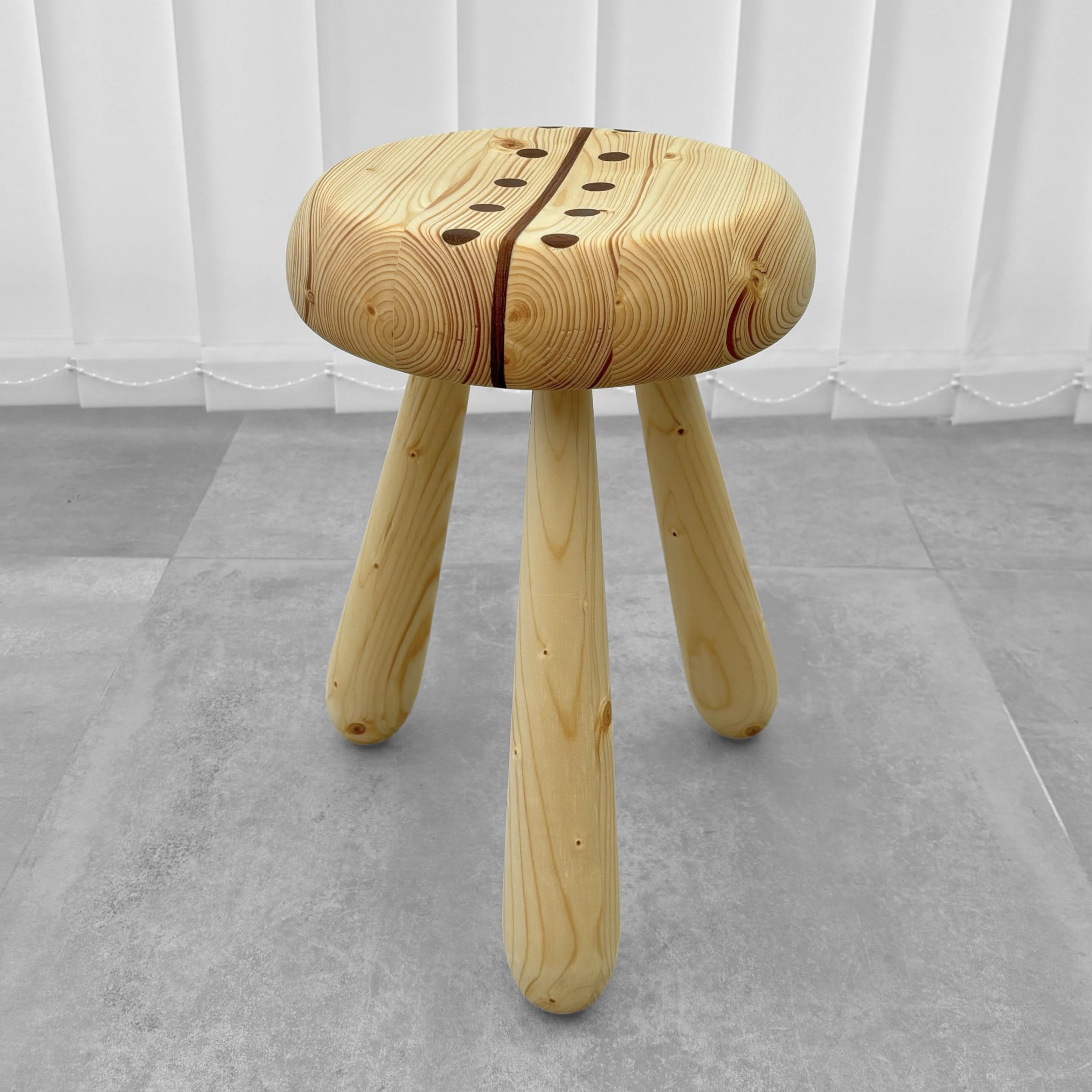 Tabouret de traite suédois en pin, avec incrustations décoratives en teck. Fabriqué à la main par Andreas Zätterqvist en Suède à l'aide de techniques traditionnelles et de matériaux essentiellement locaux. Andreas crée des tabourets tripodes