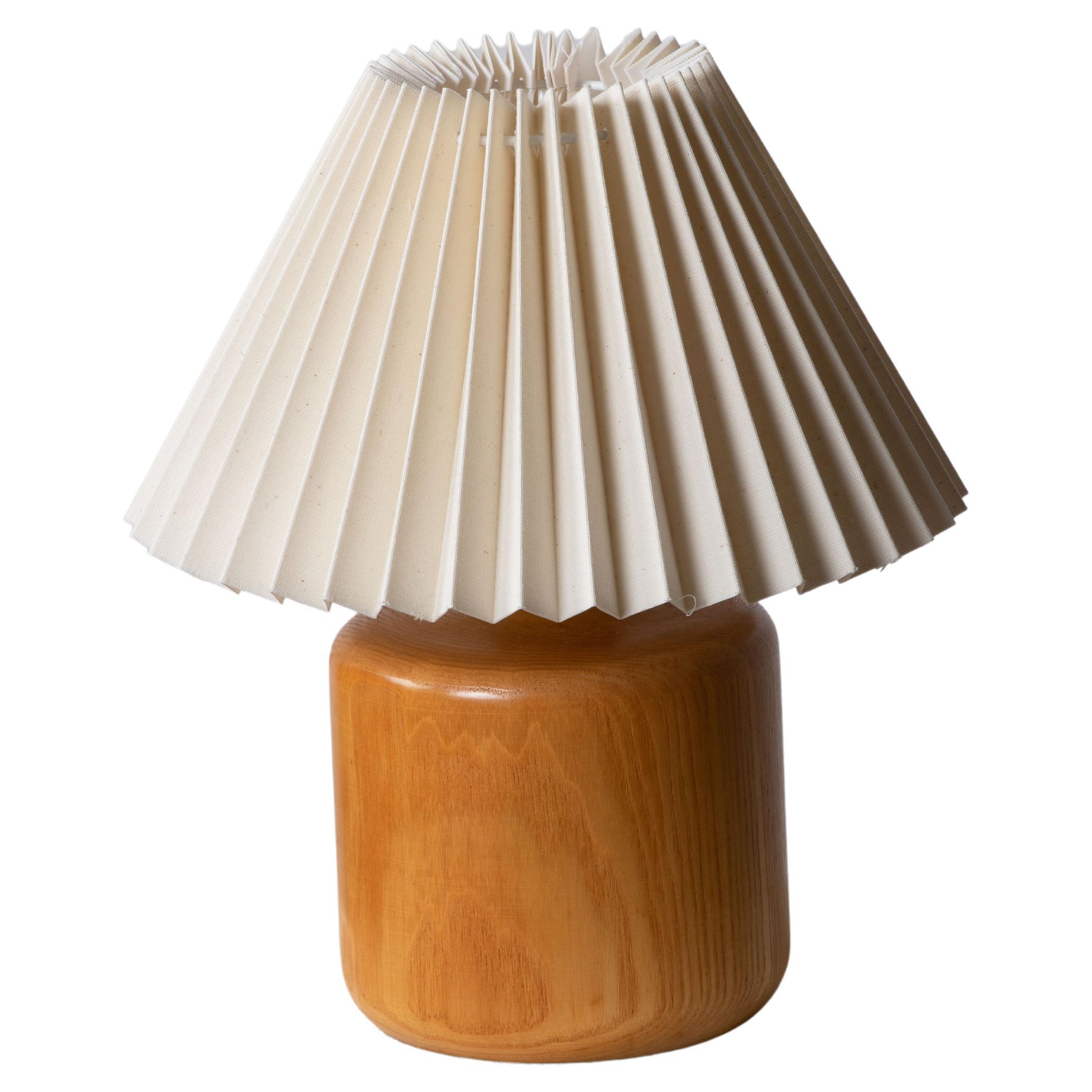 A Swedish craft table lamp. In solid pine, Sweden, 1970. 

Pretty lamp with fir wood base and pleated lampshade. It is in good general condition and works perfectly. The diffused light is very pleasant and the lamp offers a warm atmosphere.