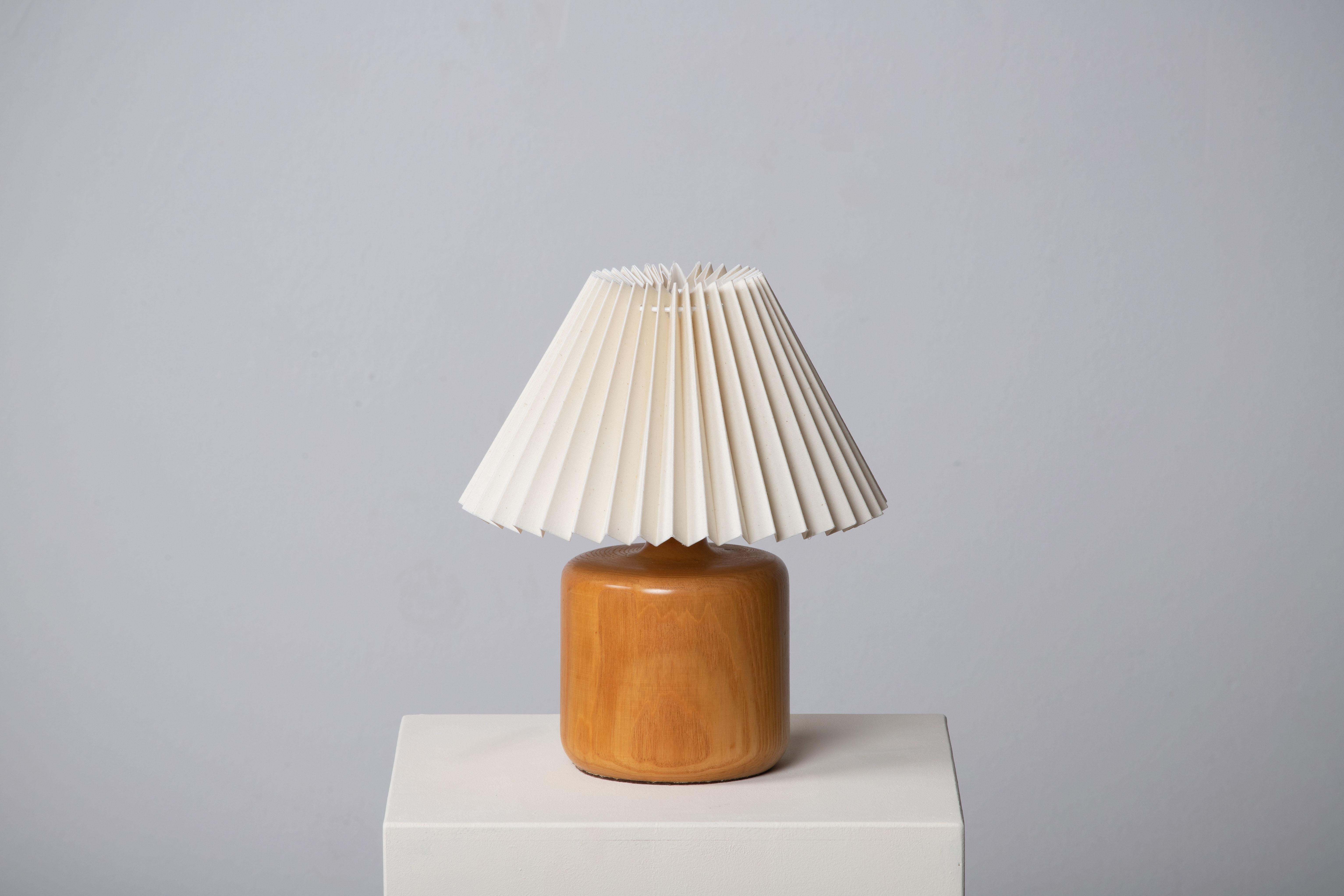 Swedish, Minimalist Table Lamp, Pine, Sweden, 1970 In Good Condition In Wiesbaden, DE