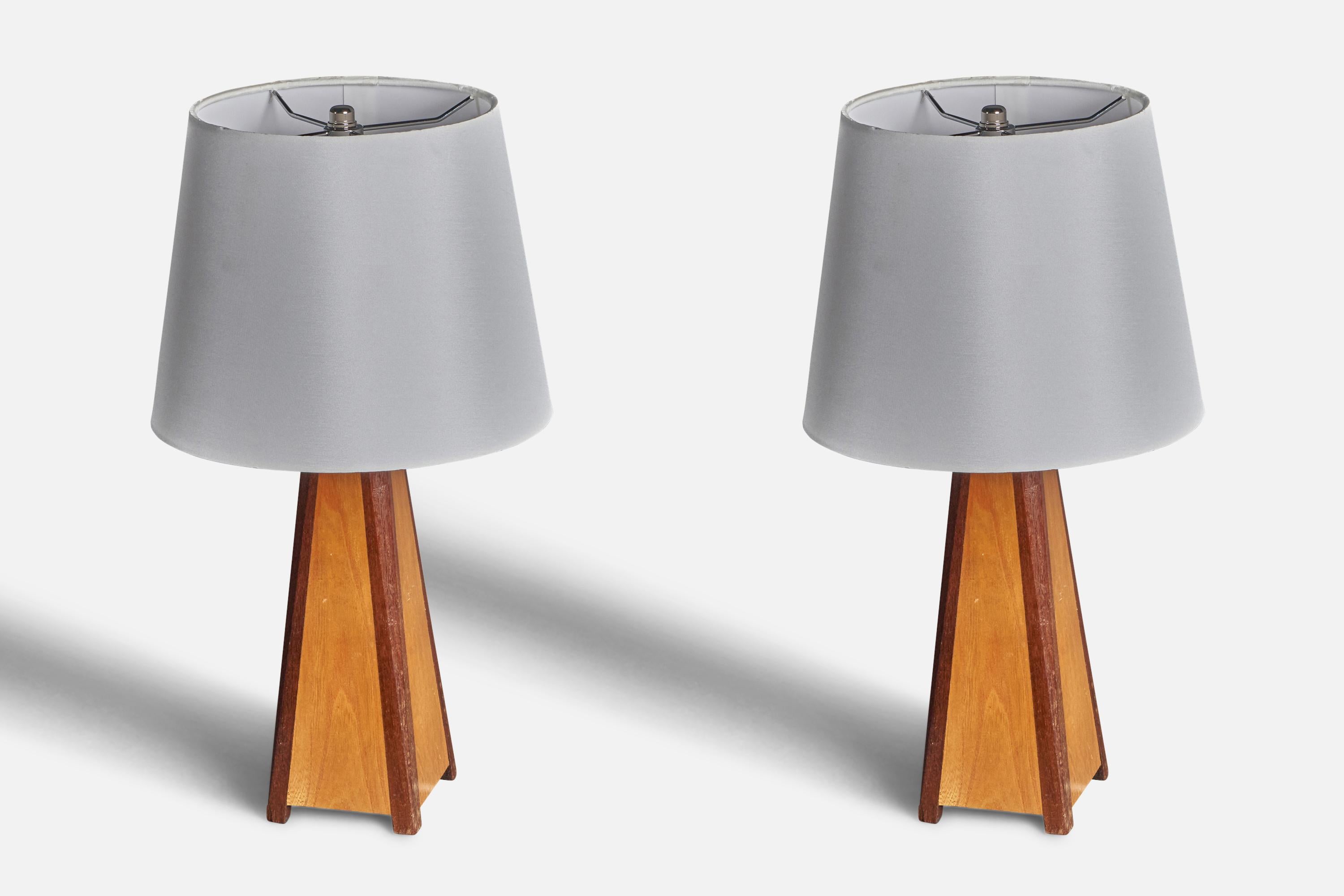 Une paire de lampes de table. Conçus et produits en Suède, dans les années 1960-1970. Caractéristiques : chêne et teck massifs assemblés. 

Les abat-jour illustrés ne sont pas inclus dans l'achat. Dimensions indiquées hors abat-jour. Les douilles