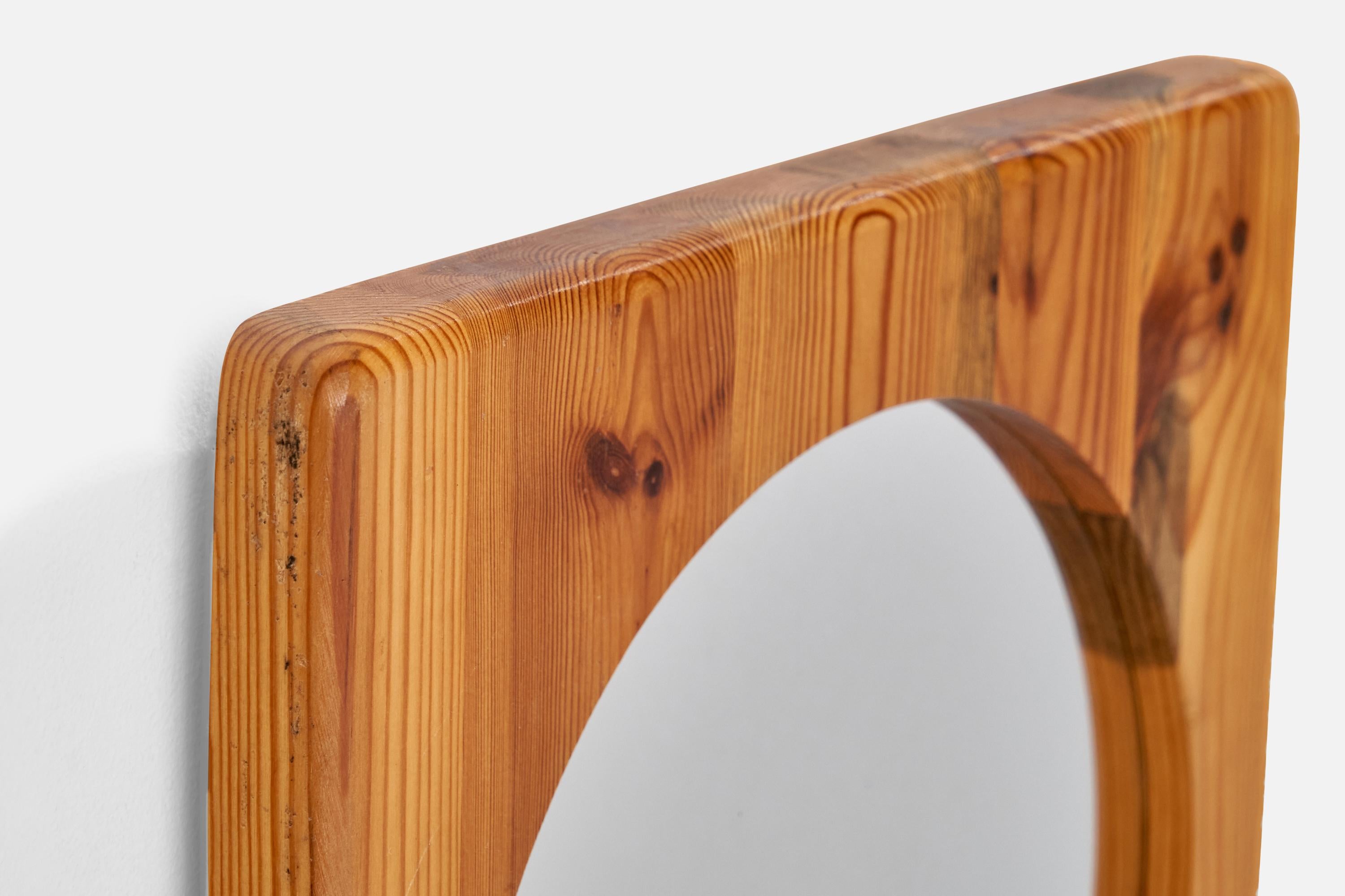 Suédois Miroir mural minimaliste suédois, pin massif, verre de miroir, Suède, 1970 en vente