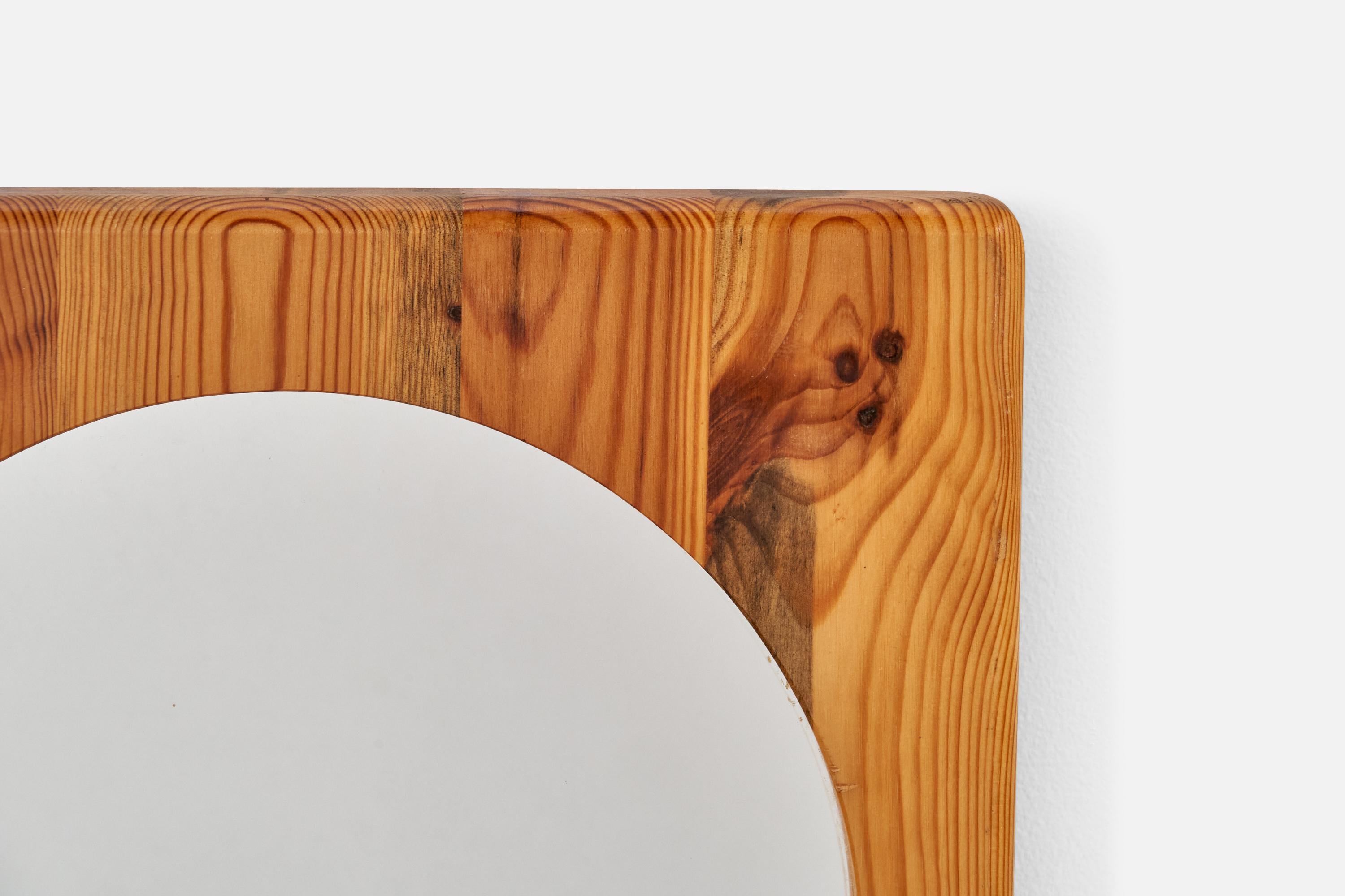Miroir mural minimaliste suédois, pin massif, verre de miroir, Suède, 1970 Bon état - En vente à High Point, NC