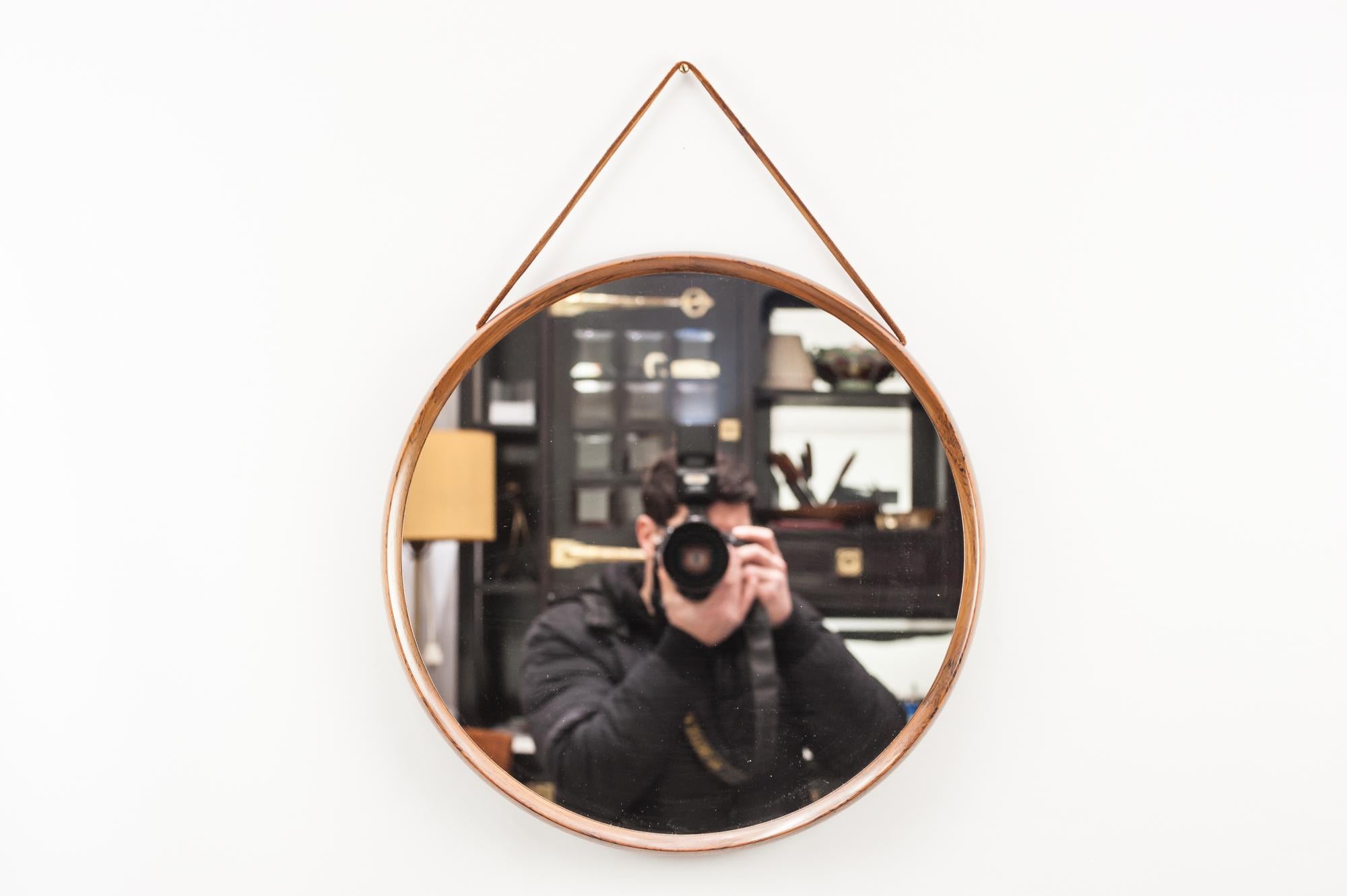 Swedish mirror by Uno & Osten Kristiansson, circa 1960s.
Wood polished.
Mirror original condition.