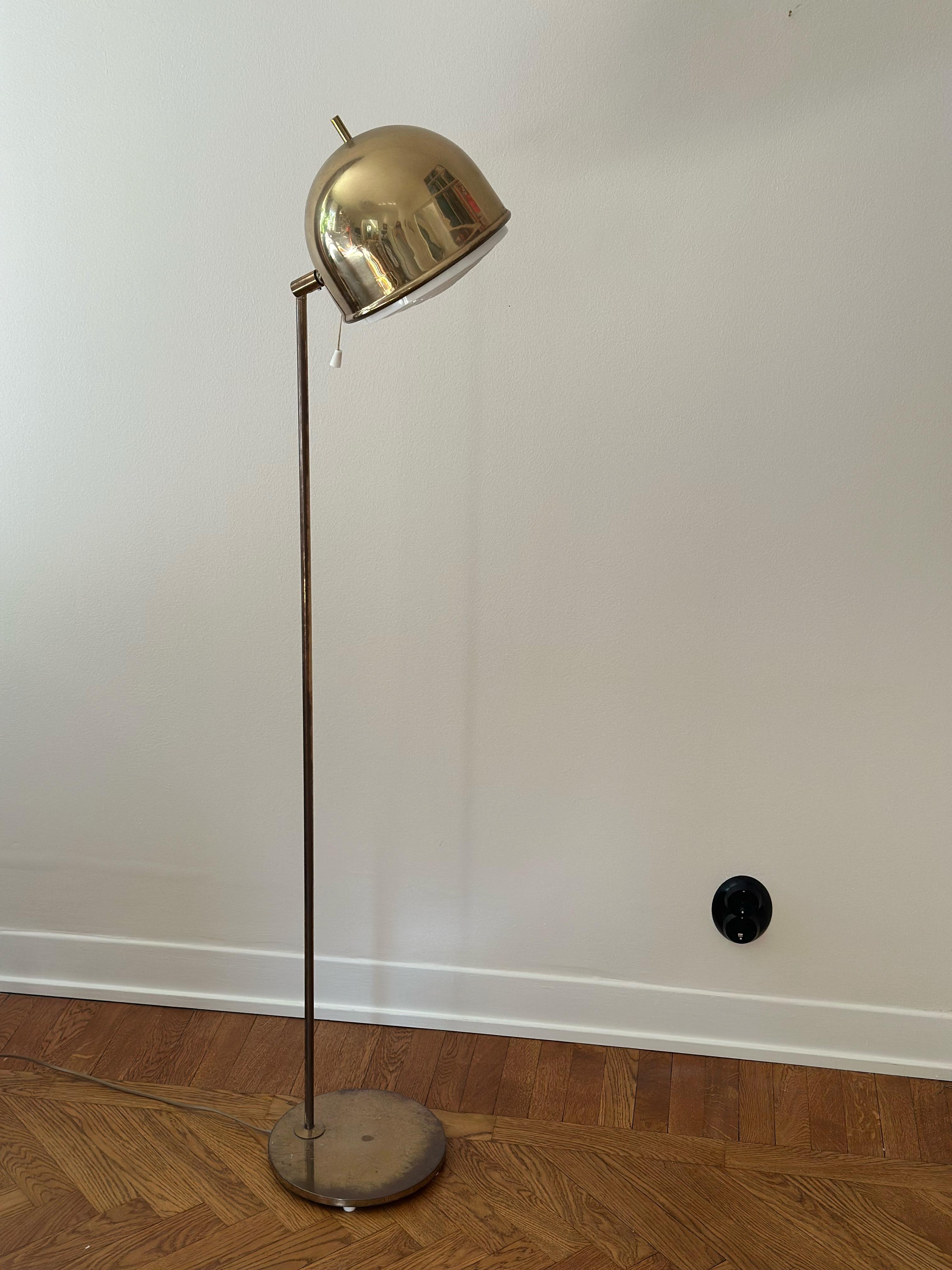 Lampadaire iconique en laiton du milieu du siècle G-075 avec abat-jour réglable, fabriqué dans les années 1960 par la société suédoise Bergboms. Conçu par Eje Ahlgren. La tige en laiton qui dépasse en haut de l'abat-jour est conçue pour être