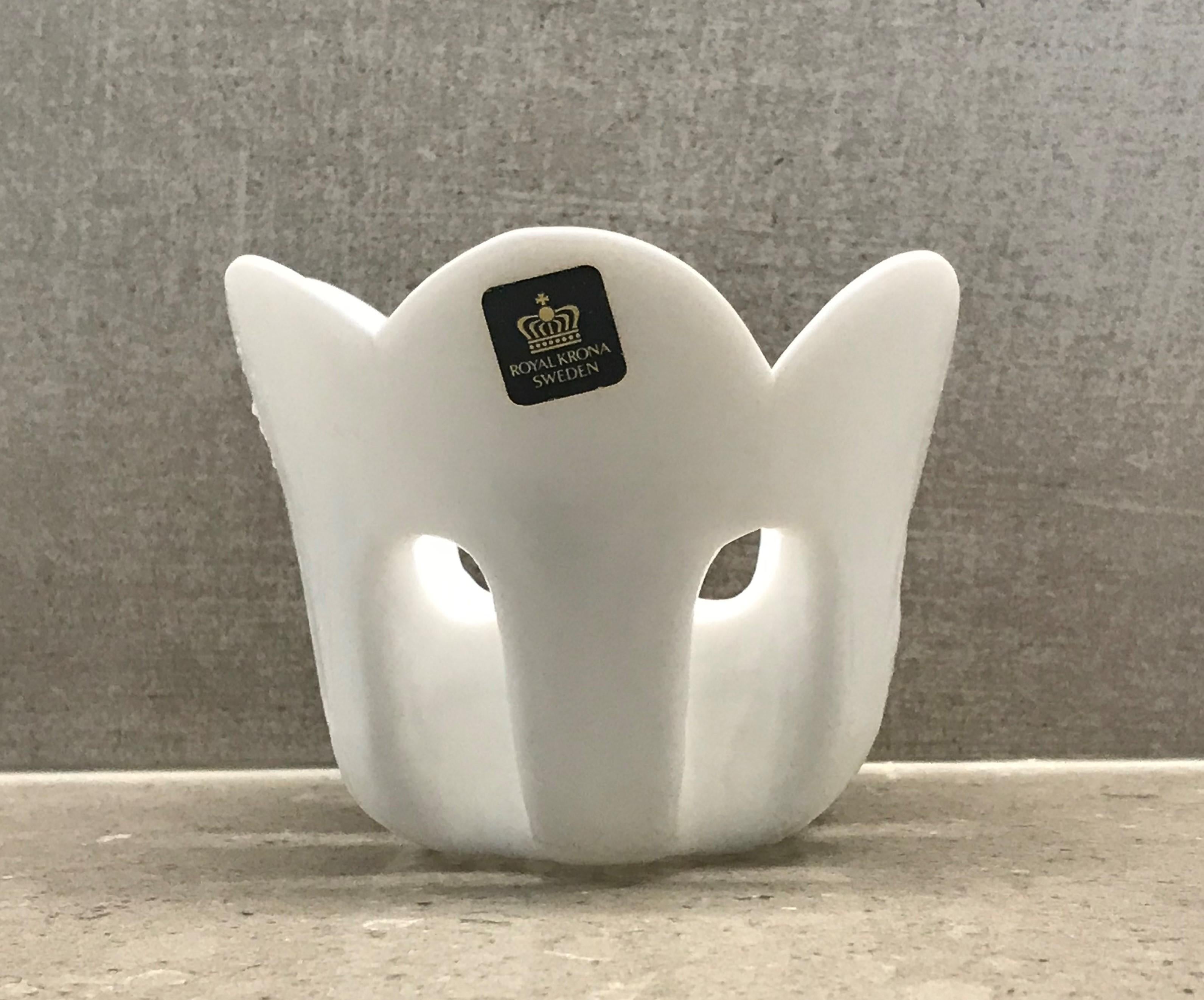 .In seldom seen shape, a set of Royal Krona Sweden tealight holders in white milk glass. Designed in the 1970s by Bengt Edenfalk. All in perfect condition one with foil label. Measures 3 3/4 inches top diameter and 3 inches high.
Please look at