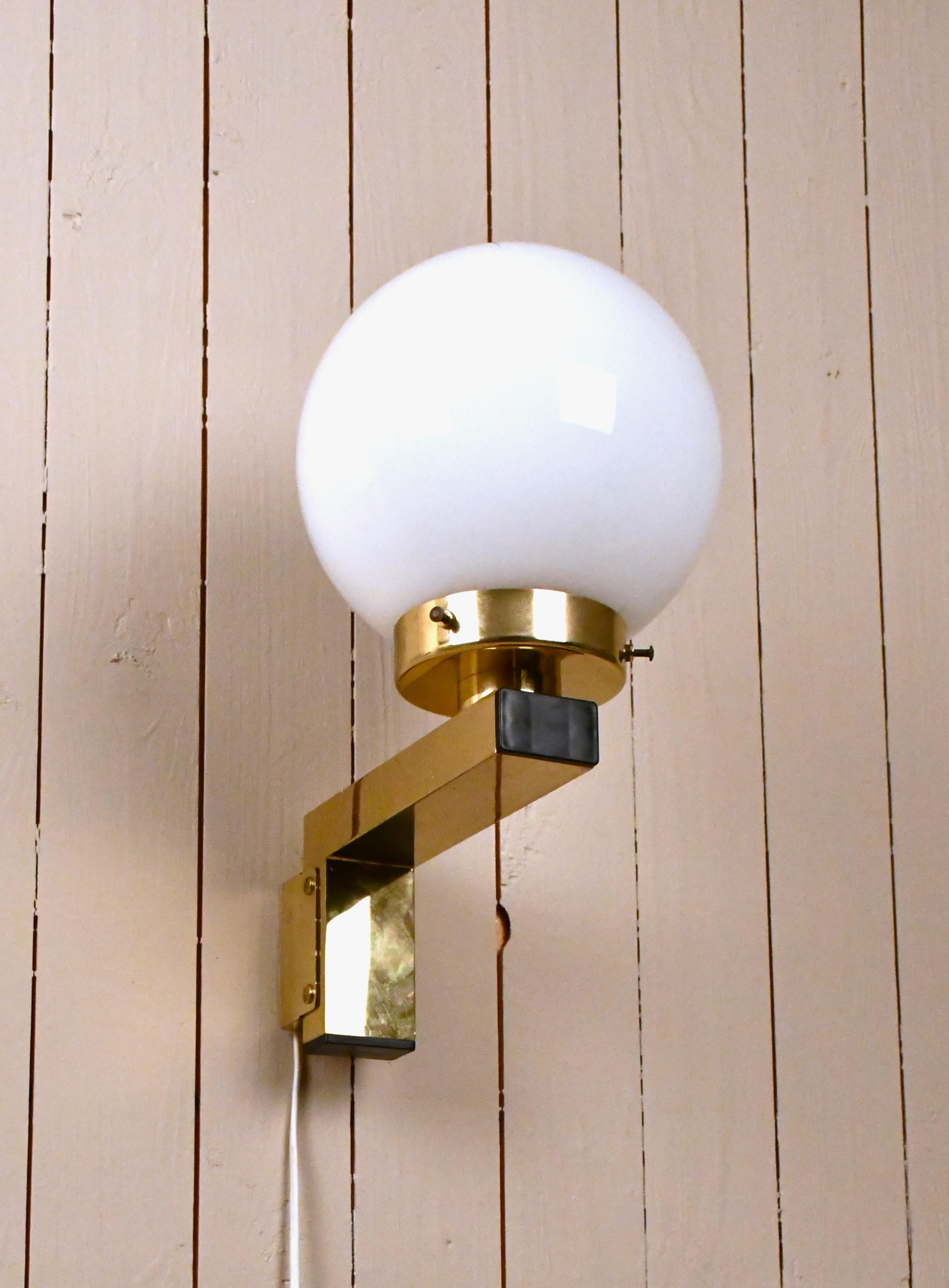 Appliques suédoises en laiton et verre opaque, modèle V397, par Hans-Agne Jakobsson pour Hans-Agne Jakobsson AB, 11 paires disponibles.
Ces rares appliques sont en très bon état et ne présentent que des marques mineures sur le laiton. Elles mesurent