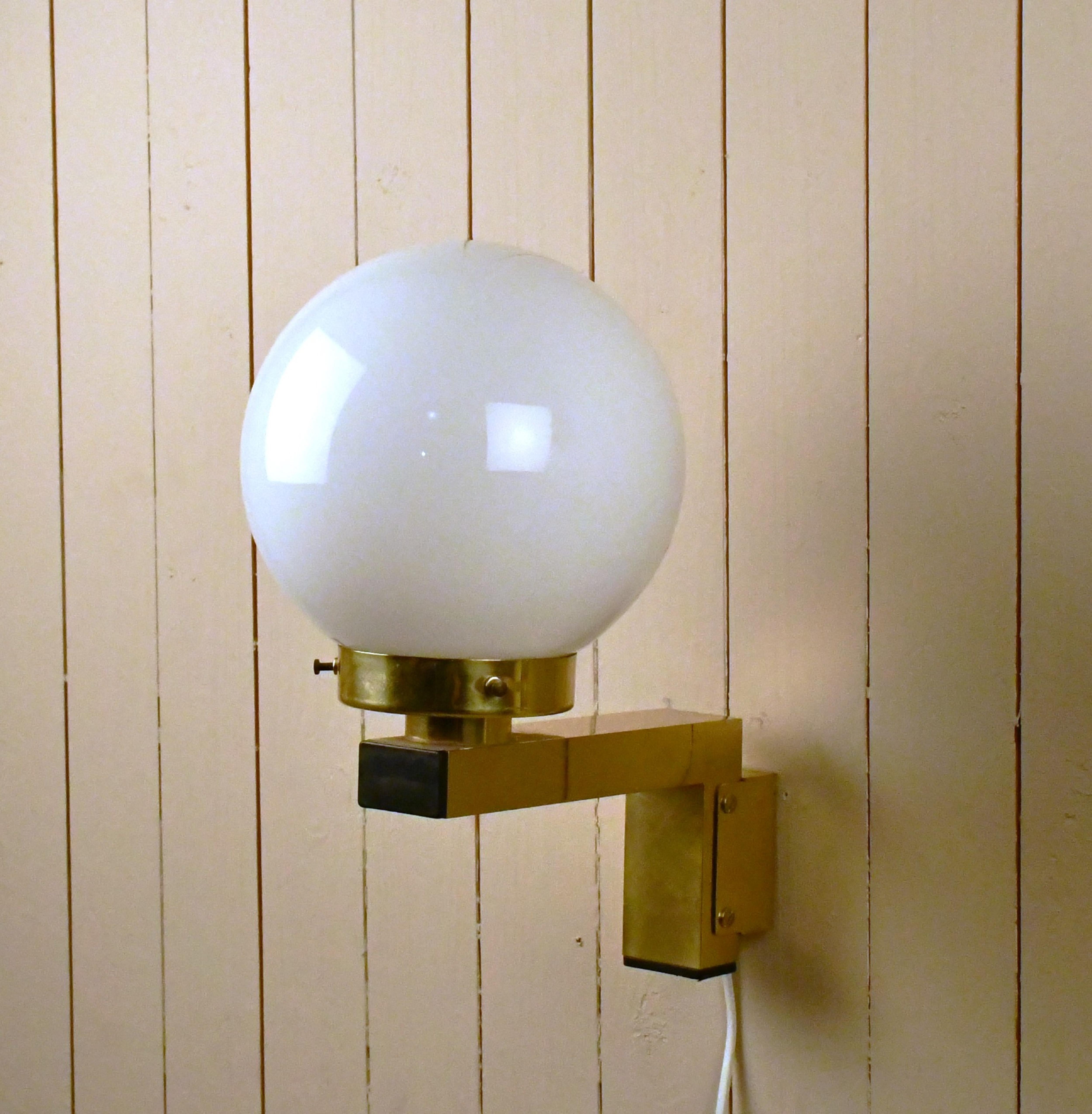 Suédois Appliques suédoises Model V397 en laiton et verre opaque par Hans-Agne Jakobsson en vente