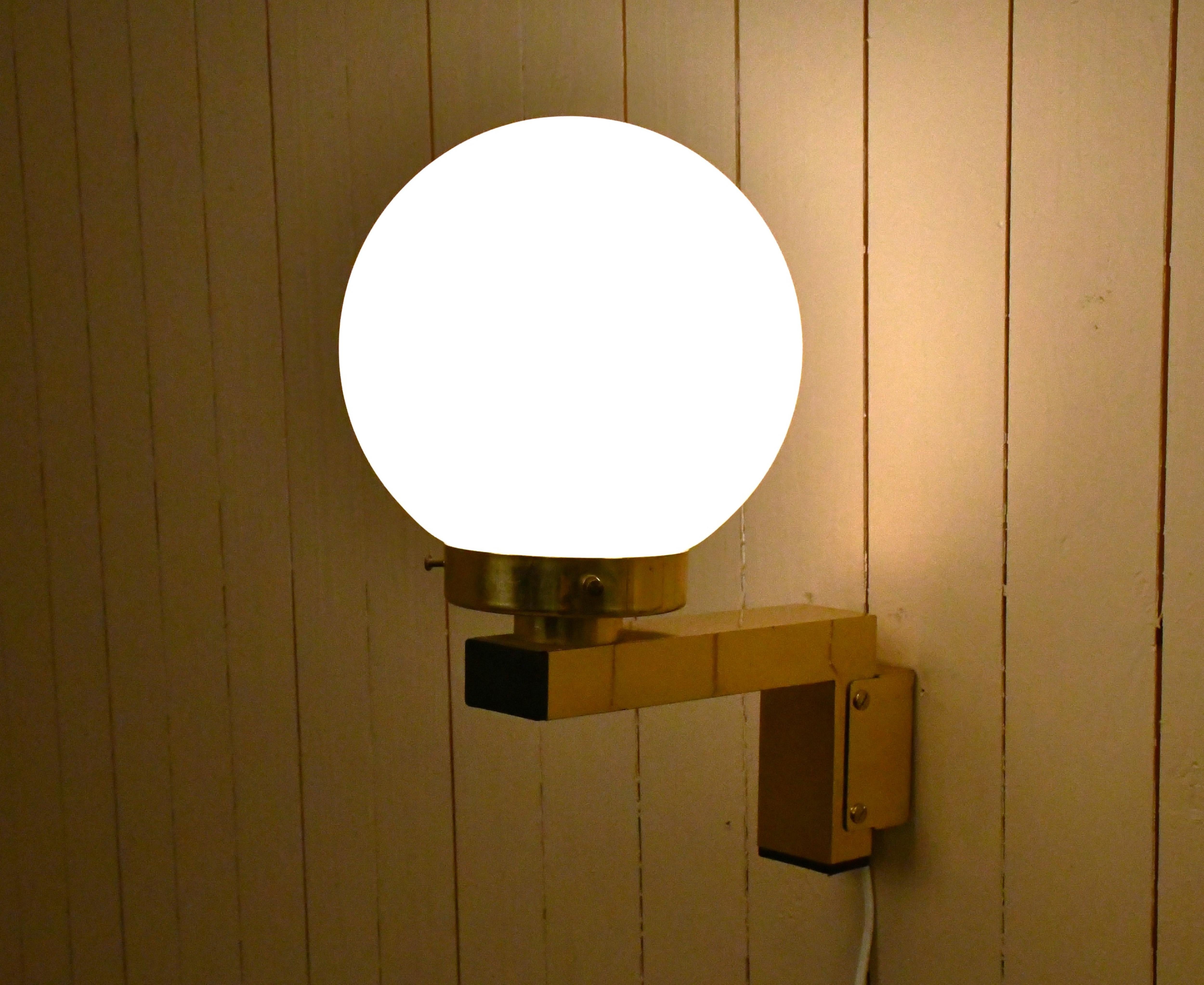 Appliques suédoises Model V397 en laiton et verre opaque par Hans-Agne Jakobsson Bon état - En vente à Värmdö, SE