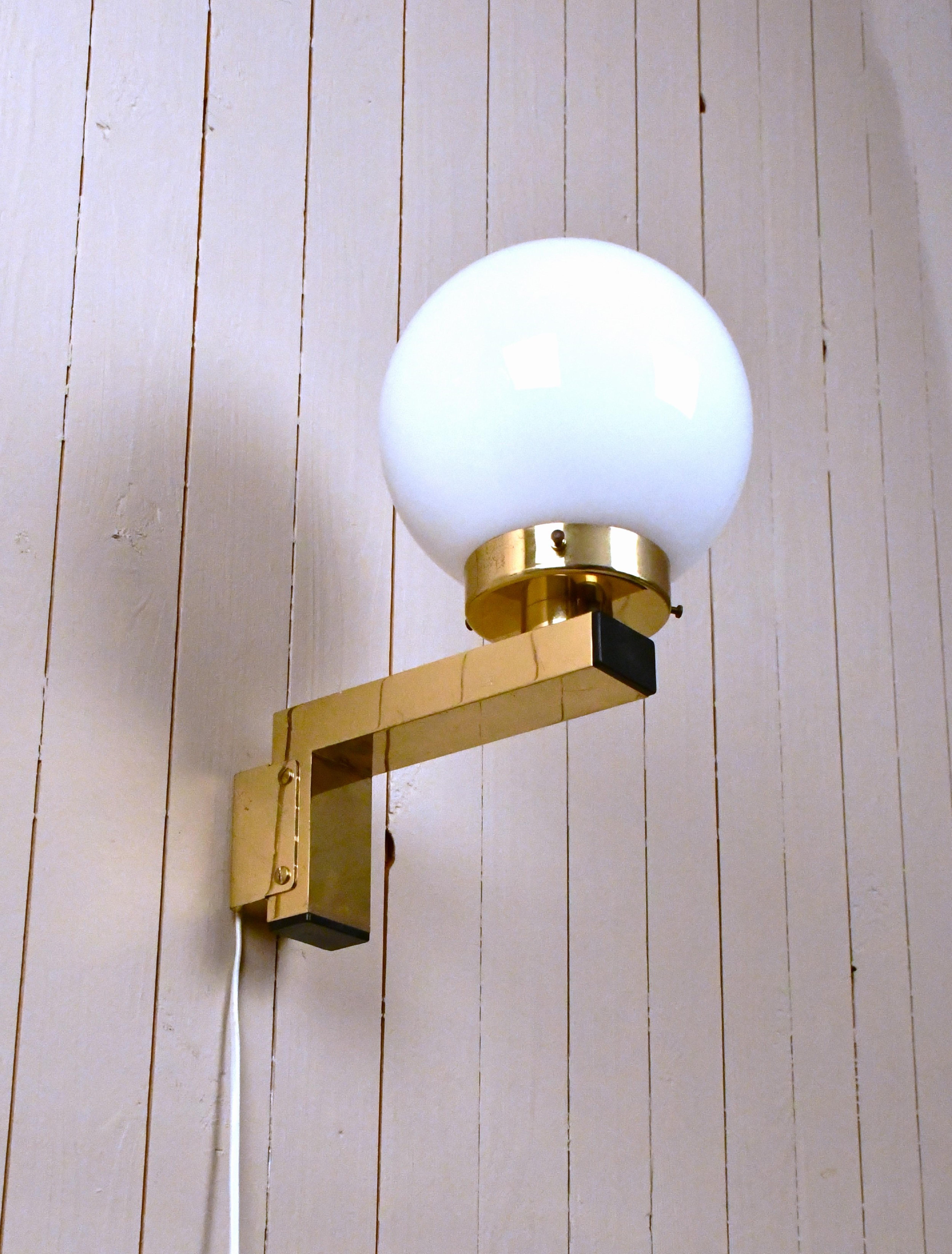 Fin du 20e siècle Appliques suédoises Model V397 en laiton et verre opaque par Hans-Agne Jakobsson en vente