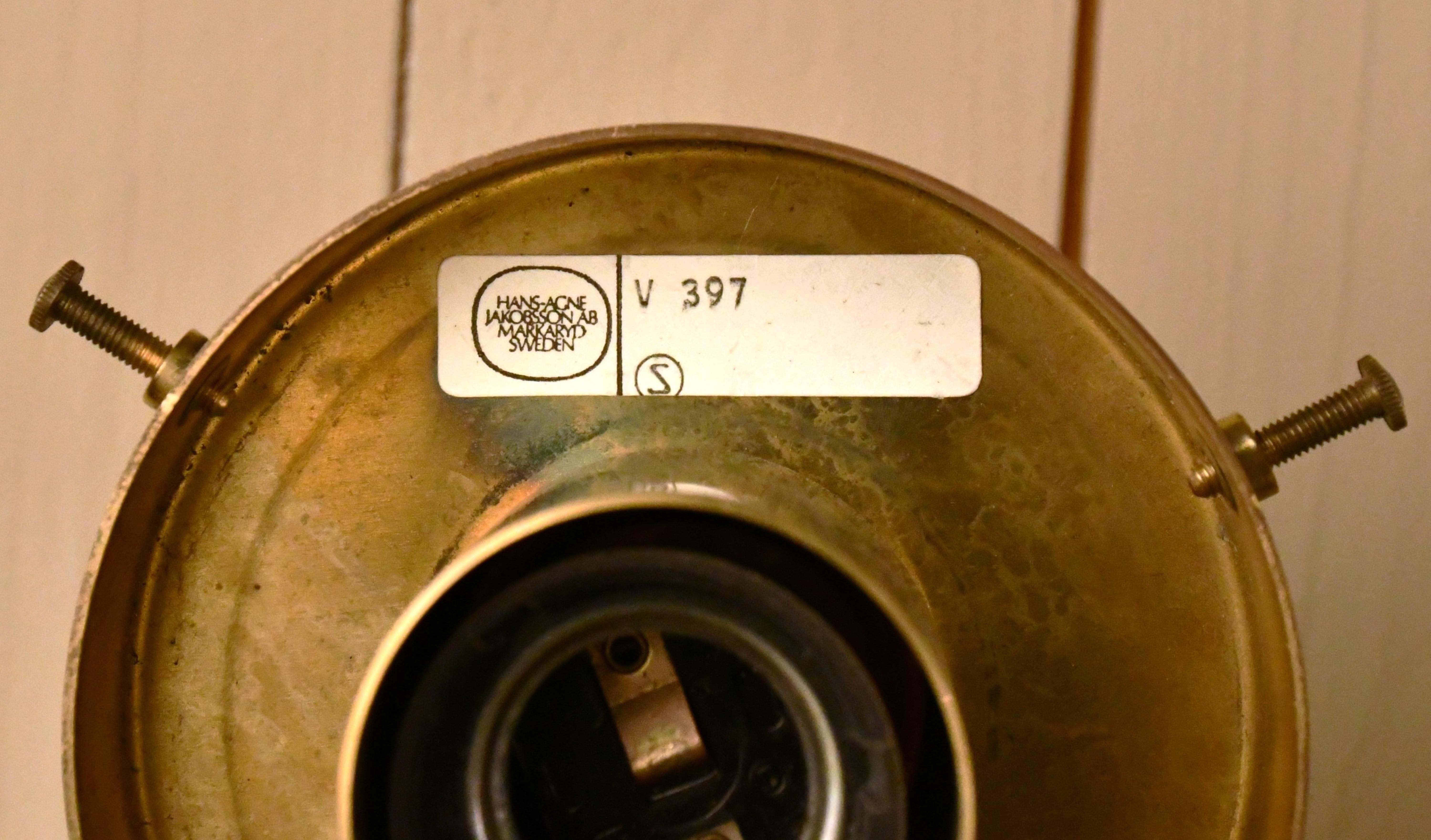 Appliques suédoises Model V397 en laiton et verre opaque par Hans-Agne Jakobsson en vente 1