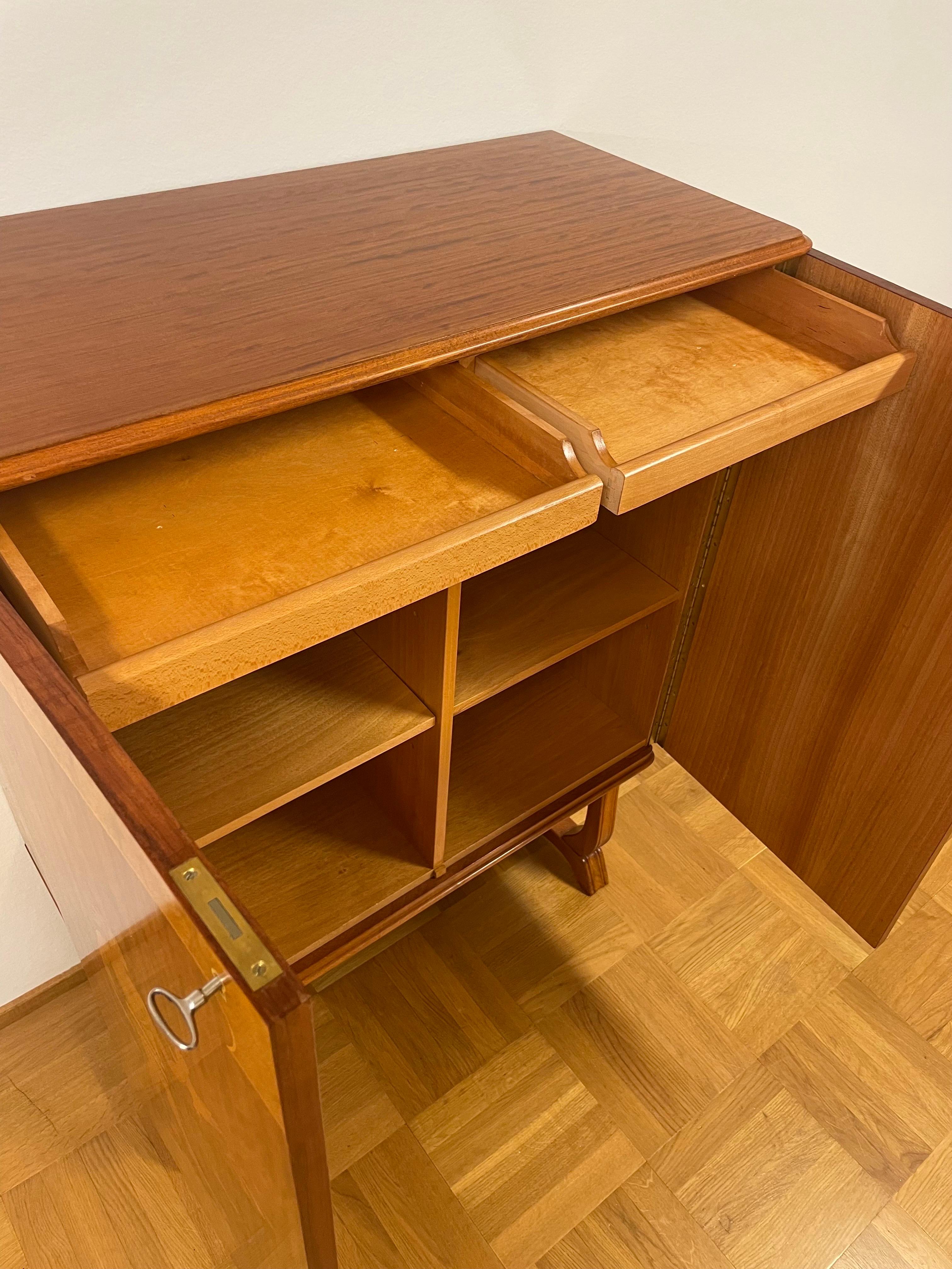 Armadio moderno svedese degli anni '30 di Vingåkers Möbelfabrik con decorazioni Mjölby Intarsia in vendita 6