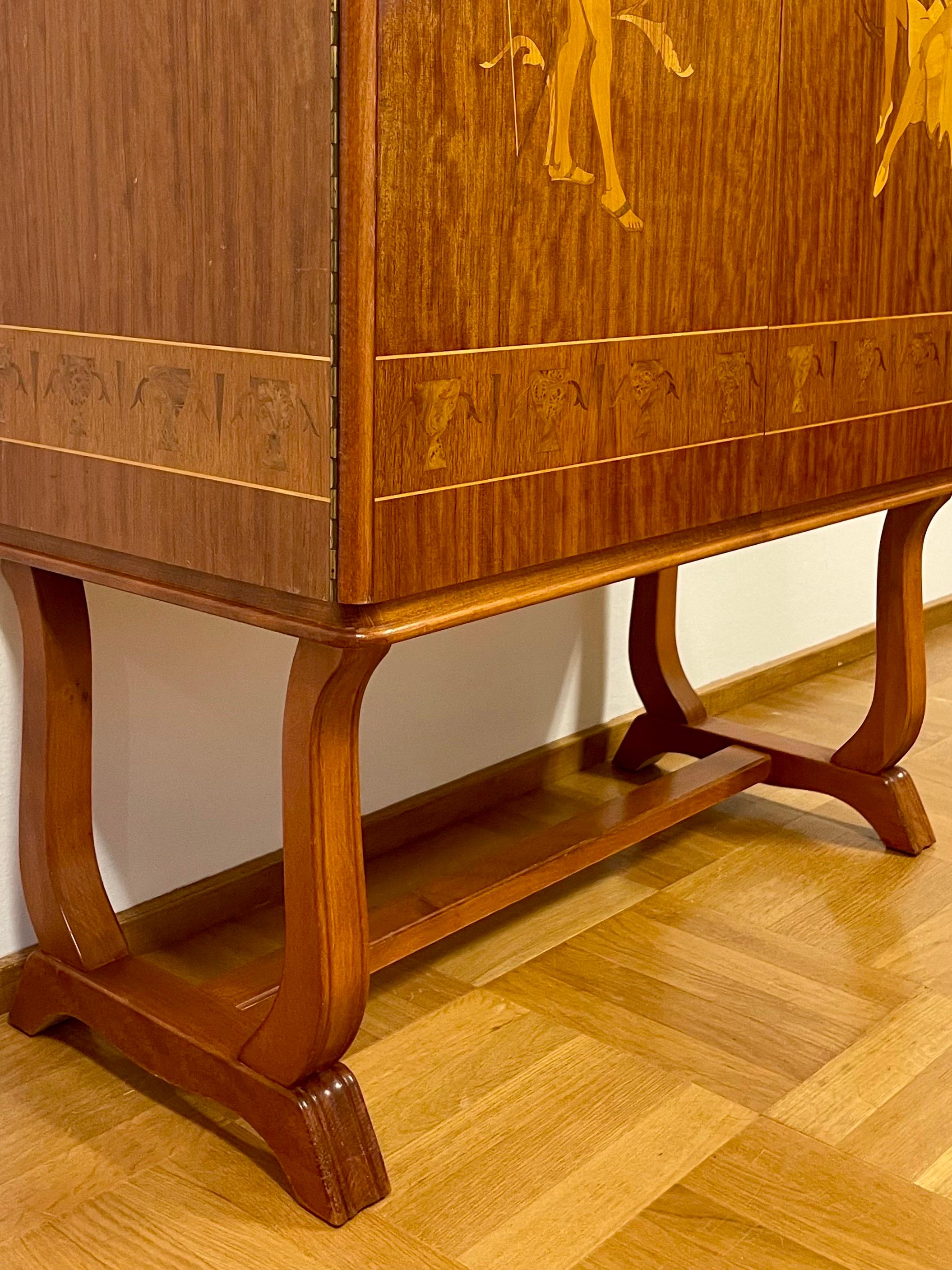 Metà XX secolo Armadio moderno svedese degli anni '30 di Vingåkers Möbelfabrik con decorazioni Mjölby Intarsia in vendita